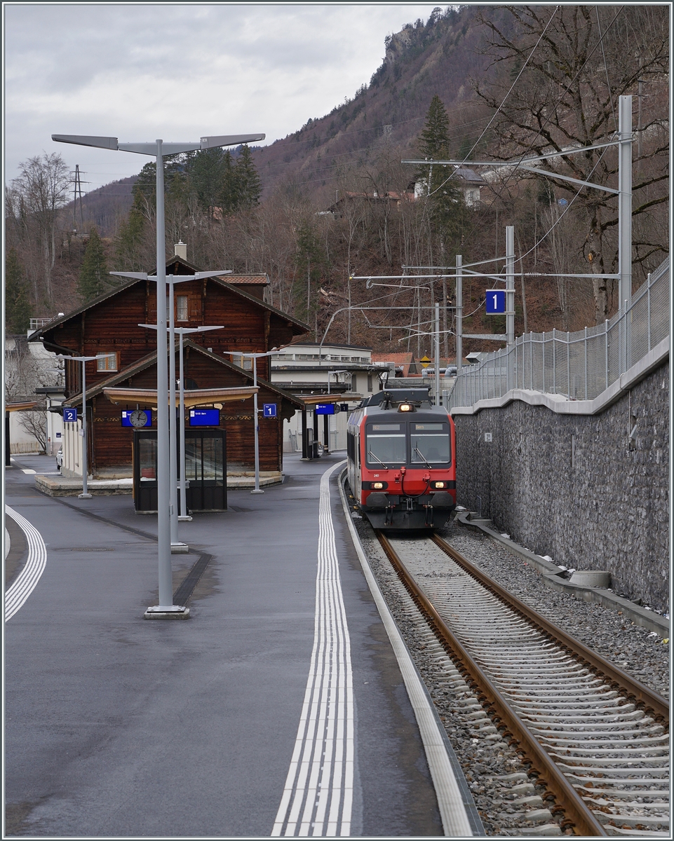 Im Bahnhof von Broc Chocolaterie wartet der RE 3919 auf die Abfahret nach Bern. Der Zug ist wie folgt zusammengesetzt: ABT NPZ DO 50 85 39-43 863-2 CH-TPF, B NPZ DO 50 85 29-43 122-5 CH-TPF und dem schiebenden RBDe 560 DO 94 85 7 560 240-4 CH-TPF.

24. Januar 2024