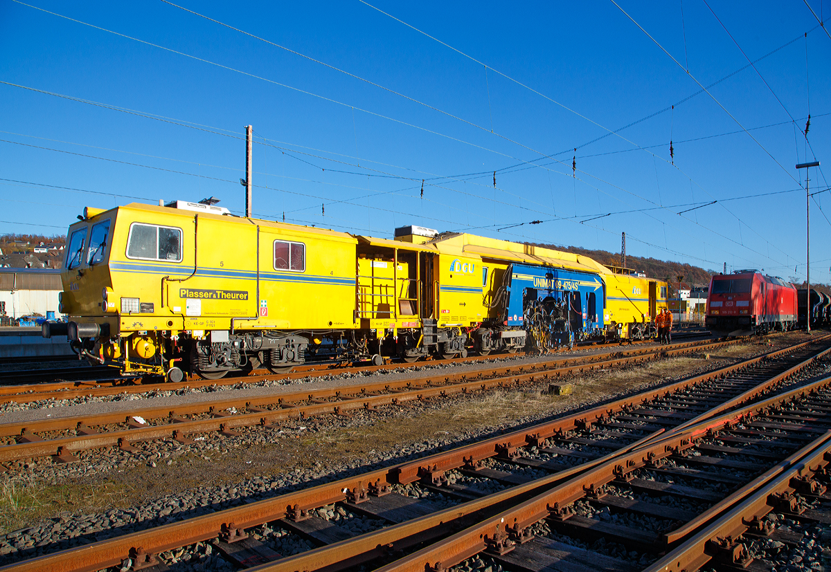 
Im Einsatz die Plasser & Theurer Universalstopfmaschine Unimat 09-475/4S (Schweres Nebenfahrzeug Nr. D-DGU 99 80 9424 001-2; EBA 08 D04 A005) der DGU - Deutsche Gleisbau Union (Koblenz) am 17.11.2018 beim Bahnhof Kreuztal.

Der UNIMAT 09-475/4S wurde 2011 von Plasser & Theurer unter der Masch. Nr. 1358 gebaut.

TECHNISCHE DATEN der Unimat 09-475/4S:
Spurweite: 1.435 mm
L�nge �ber Puffer: 31.540 mm
Drehzapfenabst�nde: 6.400 mm / 3.500 mm / 14.000 mm
Achsabst�nde im Drehgestell: 1.800 mm
Lauf- und Triebraddurchmesser: 920 mm (neu)
Anzahl der Achsen: 8
Gesamtwicht: 122,6 t
Anh�ngelast: 50 t
H�chstgeschwindigkeit: 100 km/h
kleinster befahrbarer Radius: R 150
zul. Streckenklasse: D4 und h�her
zur Mitfahrt zugelassene Personen: 5