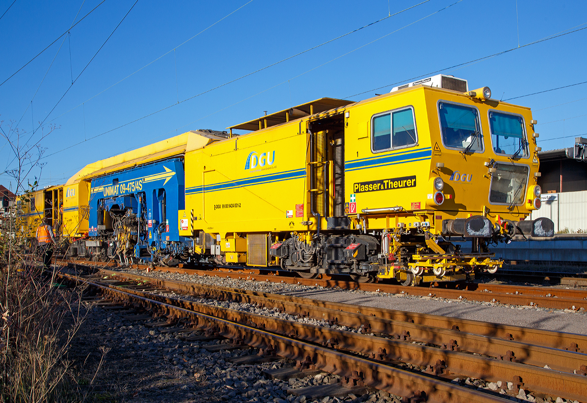 Im Einsatz die Plasser & Theurer Universalstopfmaschine Unimat 09-475/4S (Schweres Nebenfahrzeug Nr. D-DGU 99 80 9424 001-2; EBA 08 D04 A005) der DGU - Deutsche Gleisbau Union (Koblenz) am 17.11.2018 beim Bahnhof Kreuztal.

Der UNIMAT 09-475/4S wurde 2011 von Plasser & Theurer unter der Masch. Nr. 1358 gebaut.

TECHNISCHE DATEN der Unimat 09-475/4S:
Spurweite: 1.435 mm
L�nge �ber Puffer: 31.540 mm
Drehzapfenabst�nde: 6.400 mm / 3.500 mm / 14.000 mm
Achsabst�nde im Drehgestell: 1.800 mm
Lauf- und Triebraddurchmesser: 920 mm (neu)
Anzahl der Achsen: 8
Gesamtwicht: 122,6 t
Anh�ngelast: 50 t
H�chstgeschwindigkeit: 100 km/h
kleinster befahrbarer Radius: R 150
zul. Streckenklasse: D4 und h�her
zur Mitfahrt zugelassene Personen: 5
