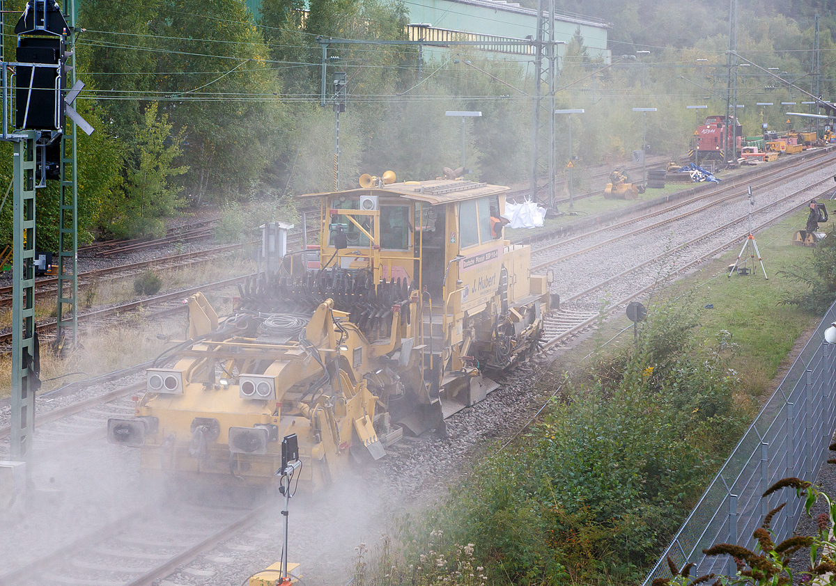 Im Einsatz und so staubt es......
Die Deutschen Plasser Schnell-Schotterverteil- und Planiermaschine SSP 110-H (SW), das „H“ steht f�r System Hubert, Schweres Nebenfahrzeug Nr. 99 80 9125 021-2 D-JH, ex VDM-Nr. 97 16 40 571 18-0, der Joseph Hubert GmbH & Co. KG am 25.09.2022 in Niederschleden hier beim Bahnhof (geografisch eigentlich Niederschelderh�tte).

Der Schotterpflug wurde 2000 von Deutschen Plasser unter der Maschinen Nr. 677 gebaut.

TECHNISCHE DATEN.
Spurweite: 1.435 mm (Normalspur)
Achsanzahl: 2
L�nge �ber Puffer: 17.050 mm
Achsabstand: 8.100 mm
Eigengewicht: 38 t
Anh�ngelast: 20 t
H�chstgeschwindigkeit (eigen/geschleppt):100km/h 
Motorleistung: 370 kW (Deutz Dieselmotor)
Zugelassen zur Mitfahrt: 5 Personen
Kleinster befahrbarer Kurvenradius:  R 120 m      
Zugelassen f�r Streckenklasse: B1 und h�her
Bremse: KE-GP mZ
