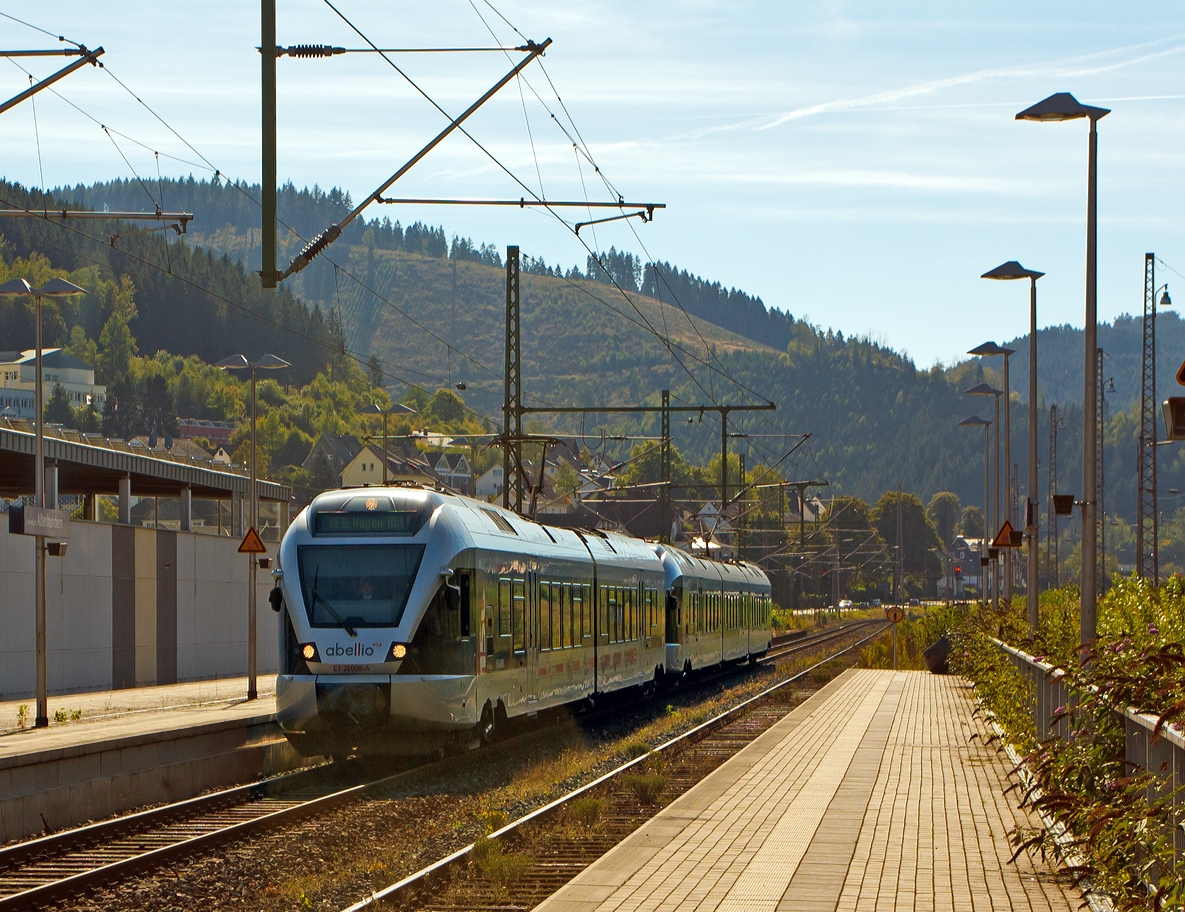 Im Gegenlicht kommt der Ruhr-Sieg-Express aus Richtung Siegen....

Der ET 22008 (2-teiliger Stadler Flirt) gekuppelt mit ET 23001 (3-teiliger Stadler Flirt) der Abellio Rail NRW, f�hrt am 29.09.2013 in Bahnhof (Lennestadt-) Altenhundem ein. 

Er f�hrt als RE 16 (Ruhr-Sieg-Express) die Verbindung Siegen - Hagen auf der Ruhr-Sieg-Strecke (KBS 440).
