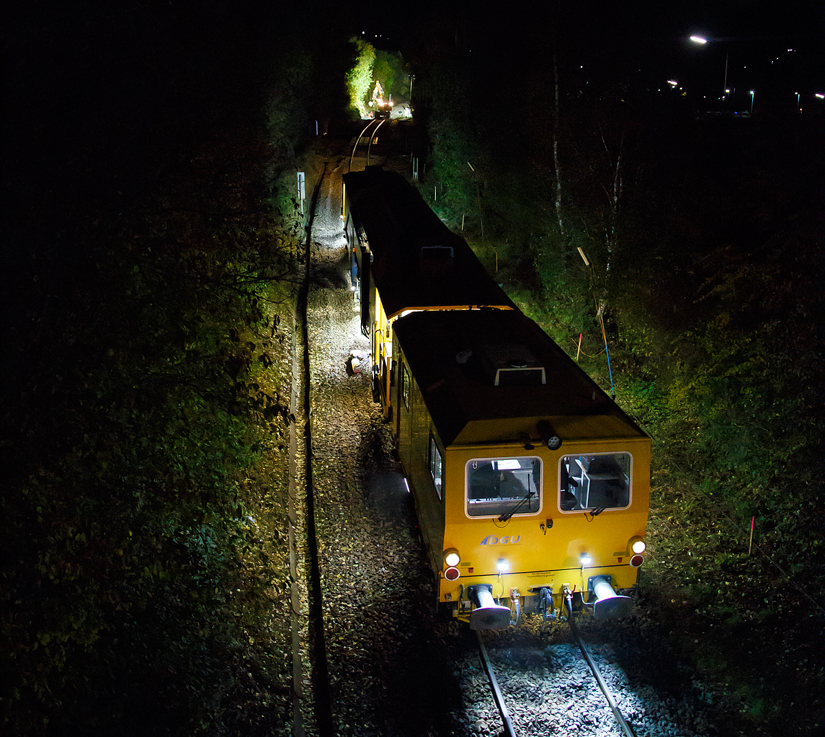
Im Gleisbau wird Tag und Nacht gearbeitet, wie hier beim 3. Durchgang beim Stopfen  der Hellertalbahn (KBS 462) zwischen Neunkirchen und Herdorf. Die Plasser & Theurer Universalstopfmaschine UNIMAT 09-475/4S (Kombinierte Gleis- und Weichenstopfmaschine), Schweres Nebenfahrzeug Nr. D-DGU 99 80 9424 001-2 ist am Abend des 27.10.2020 in Neunkirchen-Altenseelbach im Einsatz.