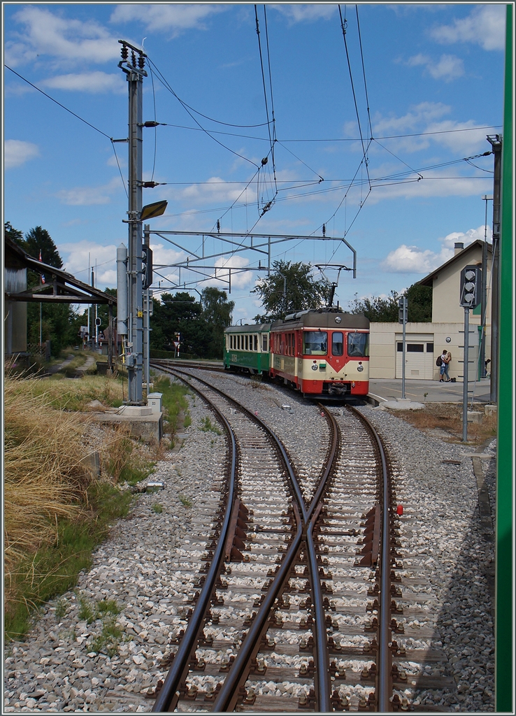 Im  Keil -Bahnhof von Apples wartet der Be 4/4 11 mit Bt als Regionalzug 26 auf Anschlussreisende von Morges und Bière der BAM Züge 126 und 127. Das Bild entstand aus dem eintreffenden BAM Regionalzug 127 von Bière. 30. Juni 2014 
