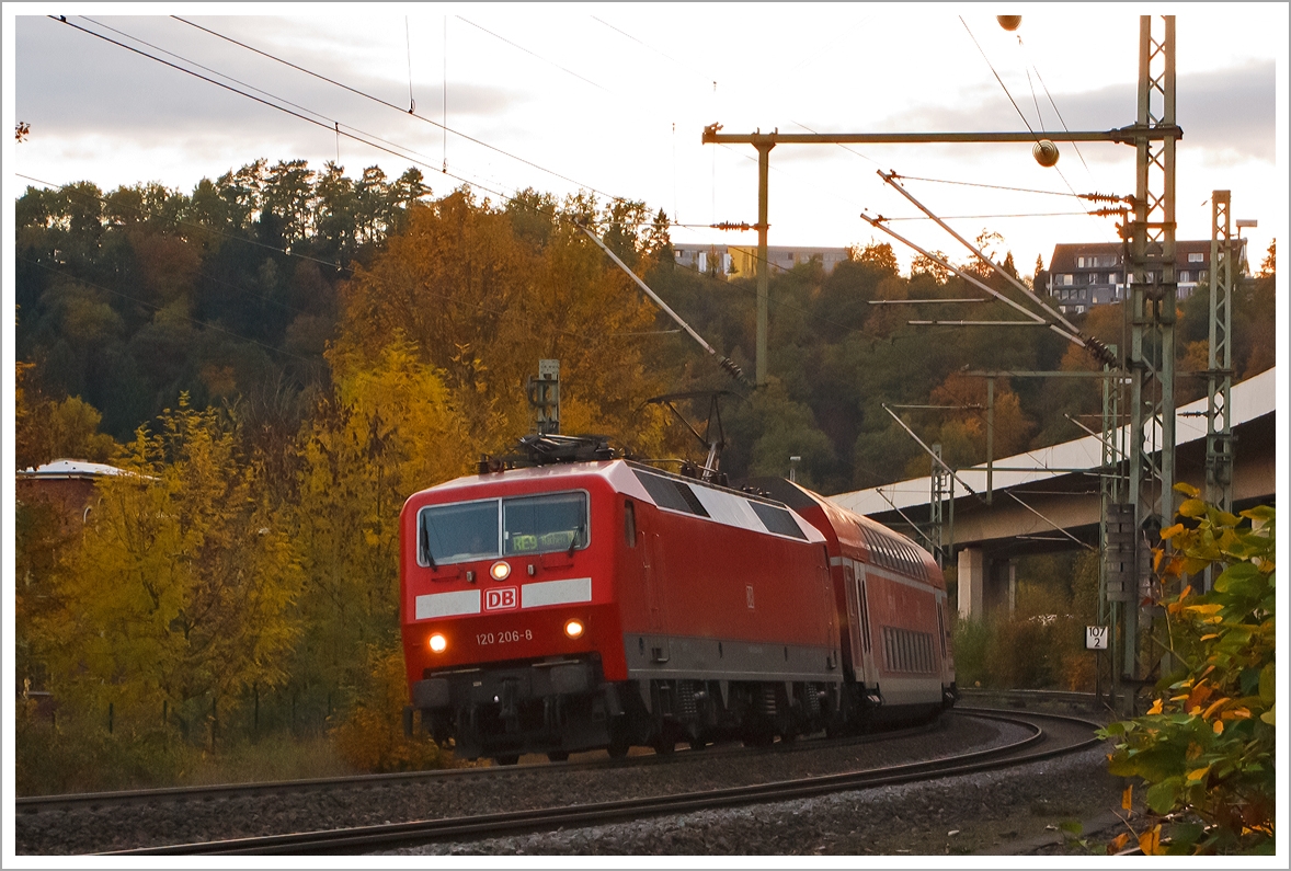Im letztem Licht...
Die 120 206-8 mit dem RE 9 (Rhein-Sieg-Express) Aachen - K�ln - Siegen, hier am 20.10.2013 kurz vor der Endstation Hbf Siegen.