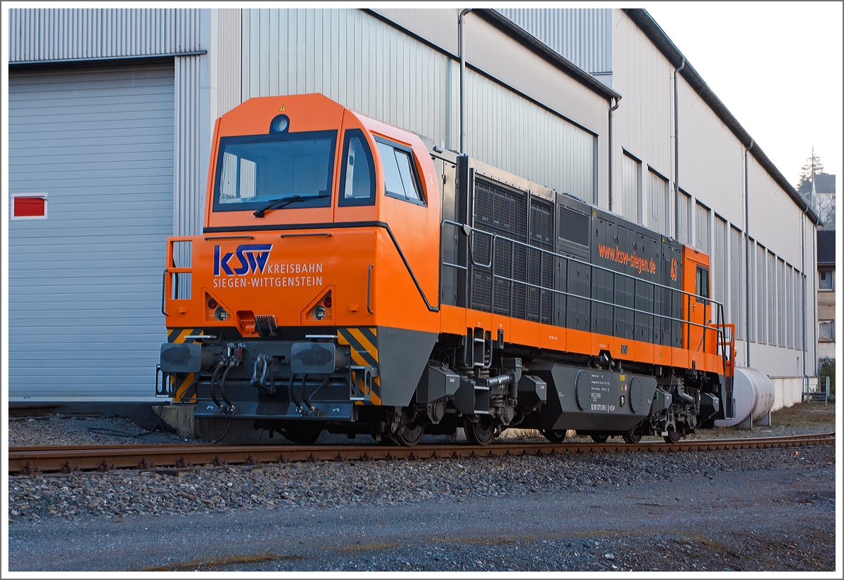 Im neuen Outfit.....

Im neuen Farbkleid ist die MaK G 2000 BB (Lok 43) der KSW (Kreisbahn Siegen-Wittgenstein) am 24.03.2014 beim Lokschuppen der KSW in Siegen-Eintracht abgestellt. 

Die Lok 43 ist eine asymmetrische MaK G 2000 BB und wurde 2002 bei Vossloh unter der Fabriknummer 1001327 gebaut. Sie hat einen Caterpillar Motor 3516 B-HD mit 2.240 kW Leistung, die Höchstgeschwindigkeit beträgt 120 km/h. Sie hat die NVR-Nummer 92 80 1273 018-2 D-KSW und die EBA-Nummer EBA 00 L15 K019

