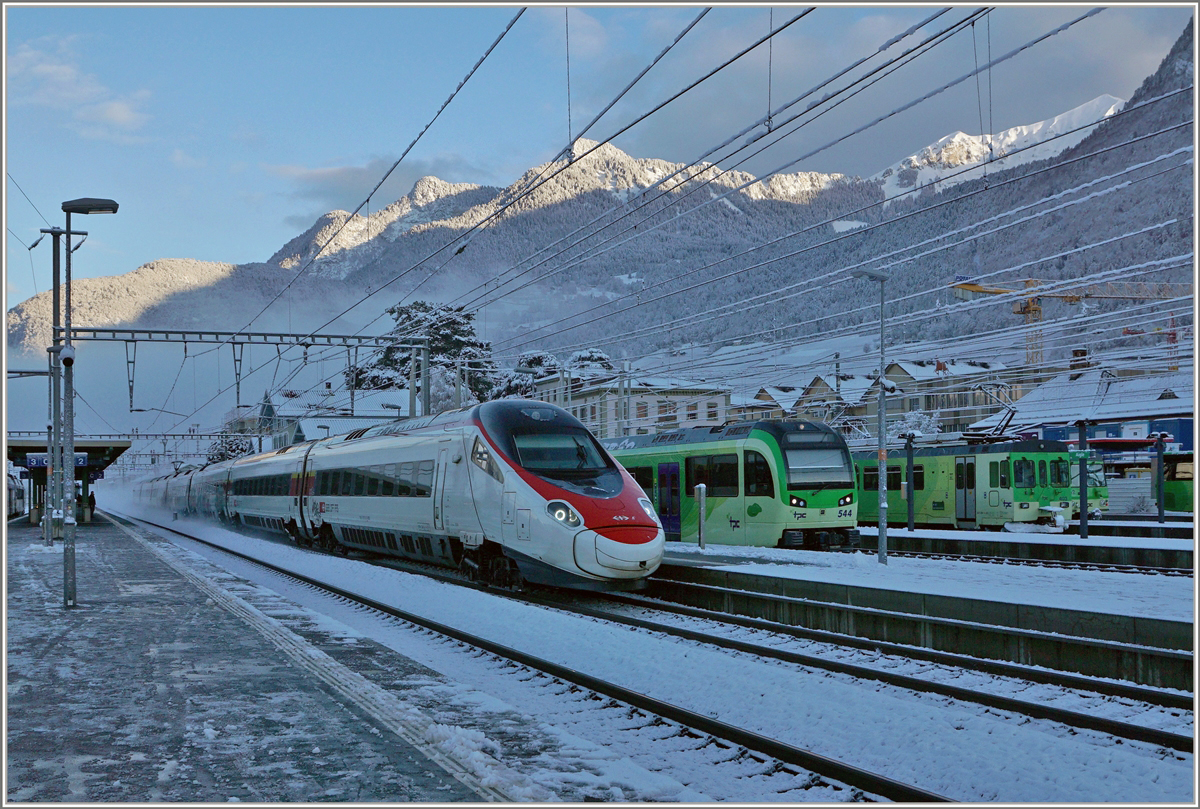 Im noch im Schatten liegenden Bahnhof von Aigle warten TPC -Züge auf ihre Abfahrt nach Champéry und Les Diablerets während ein SBB RABe 503 (ETR 610) als EC 37, von Genève nach Venezia S.L. unterwergs, ohne Halt durch den Bahnhof fährt.
Bildbearbeitung: Armin Schwarz (Besten Dank).
29. Jan. 2019

