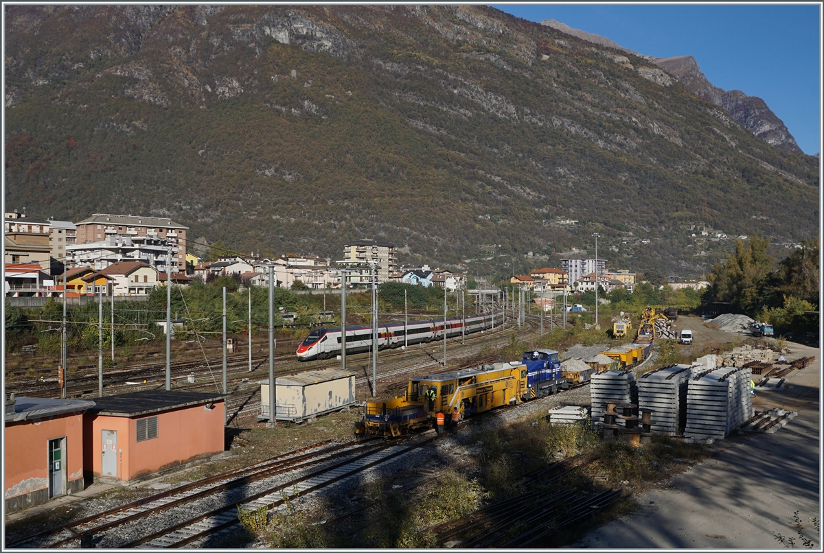 Im nördlichen Bahnhofskopf von Domodossola führt eine schmale Brücke über die vielen Geleise. Dort war ich schon mal vor vielen Jahren nahm mir diese Fotostelle für heute vor. Im Hintergrund erreicht ein SBB RABE 503 / ETR 610 als EC 37 von Genève nach Venezia den Bahnhof von Domodossola und konnte mehr schlecht als recht zwischen den Masten festgehalten werden. Doch im Vordergrund tummelt sich allerhand  Gelbes  und eine wunder schöne blaue Diesellok.

28. Oktober 2021