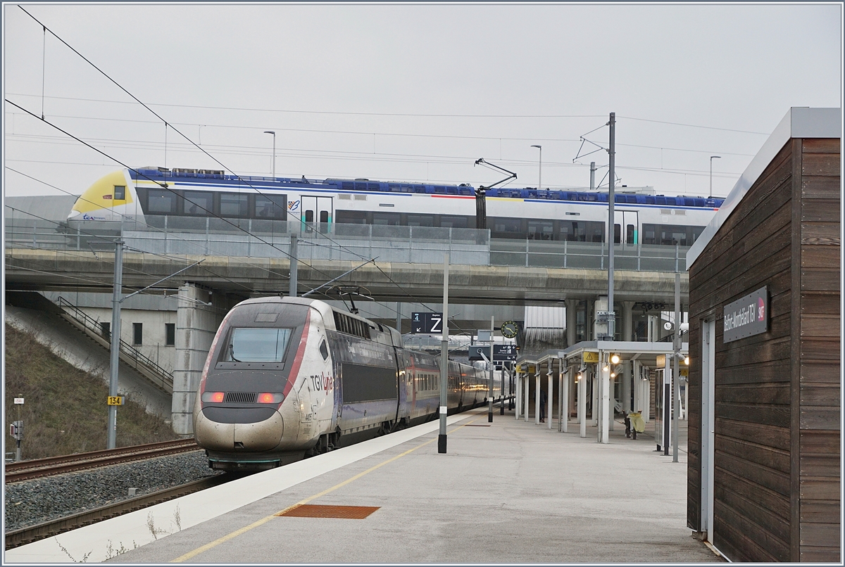 Im oberen Bildteil steht der SNCF Z 27582 im Bahnhof von Meroux (TGV), w�hrend im unteren Bildteil der TGV Lyria 9206 den Bahnhof Belfort-Montb�liard TGV verl�sst, um planm�ssig erst wieder an seinem Ziel, in Paris Gare de Lyon anzuhalten. 15. Dez. 2018