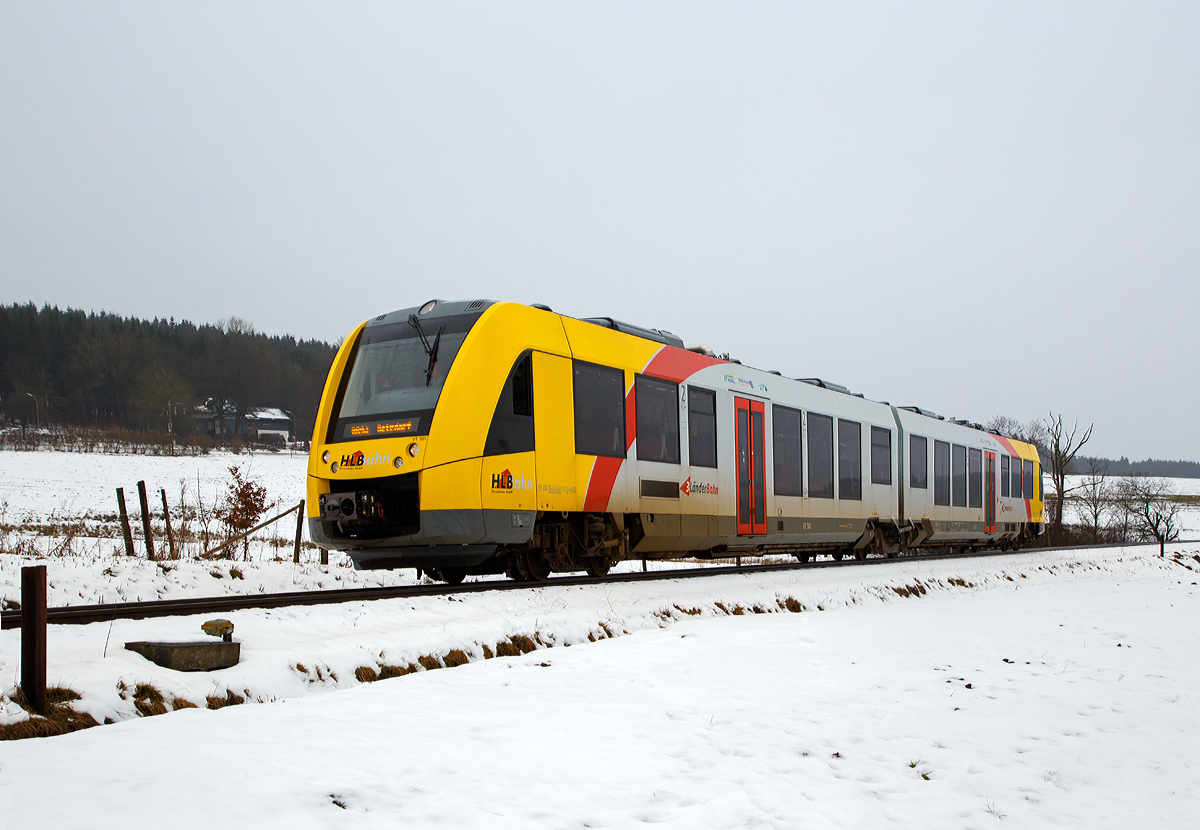 
Im Rothaargebirge ist noch etwas Winter, auch wenn hier nun etwas Nieselregen ist....

Der VT 501 (95 80 1648 101-1 D-HEB / 95 80 1648 601-0 D-HEB) ein Alstom Coradia LINT 41 der neuen Generation / neue Kopfform der HLB (Hessische Landesbahn GmbH) erreicht nun (am 24.01.2016) bald, als RB 93  Rothaarbahn  (Bad Berleburg - Kreuztal - Siegen - Betzdorf), den Haltepunkt L�tzel (Hilchenbach-L�tzel).

