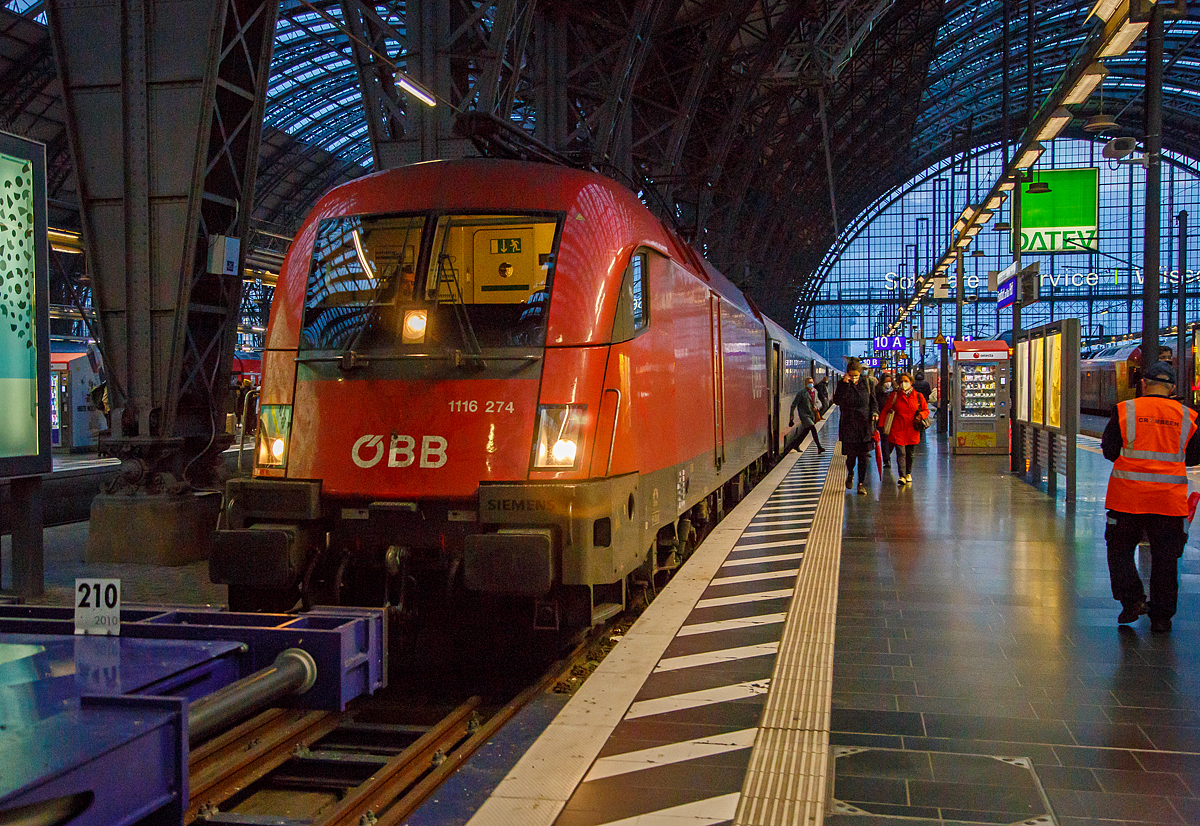 Im Sandwich, geführt von der ÖBB 1116 274 und nach geschoben von der ÖBB 1016 023, erreicht der IC 2298 von Stuttgart Hbf am Morgen des 26.10.2021 den Endbahnhof Frankfurt am Main Hauptbahnhof. Gleichdrauf wird er als EC 113 nach Klagenfurt Hbf bereitgestellt. Wir fahren bis Stuttgart Hbf mit. 

Hier die Taurus II ÖBB 1116 274 (A-ÖBB 91 81 1116 274-2). Sie wurde 2005 vom Siemens-TS Werk in Linz unter der Fabriknummer 21223 gebaut und an die ÖBB - Österreichische Bundesbahnen geliefert.
