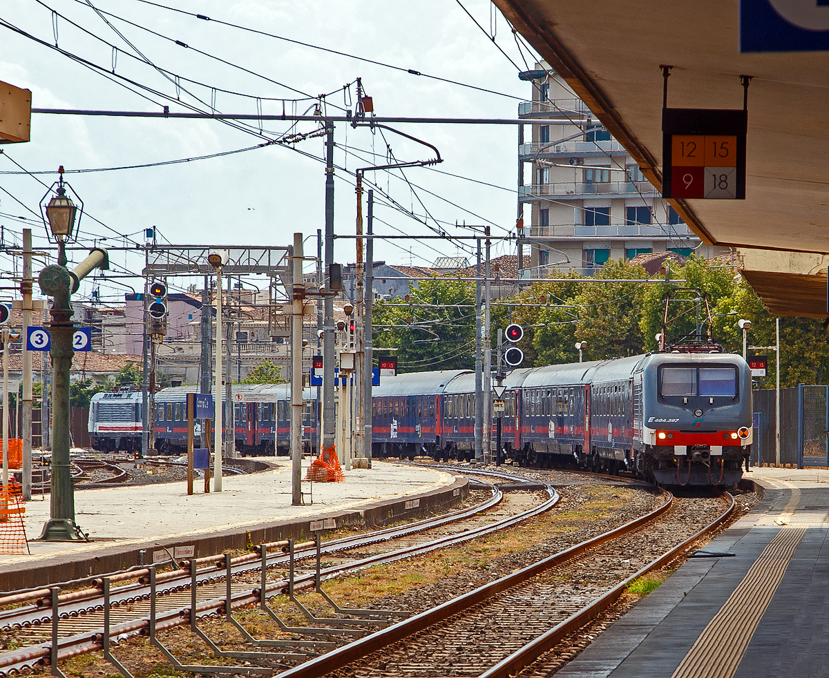 Im Sandwich zweier E.464 (gef�hrt von der E.464.397) erreicht der Trenitalia InterCity Notte ICN 1962, von Syrakus (Siracusa) nach Milano Centrale, p�nktlich den Bahnhof Catania Centrale. Wir fahren bis La Spezia mit ihm.