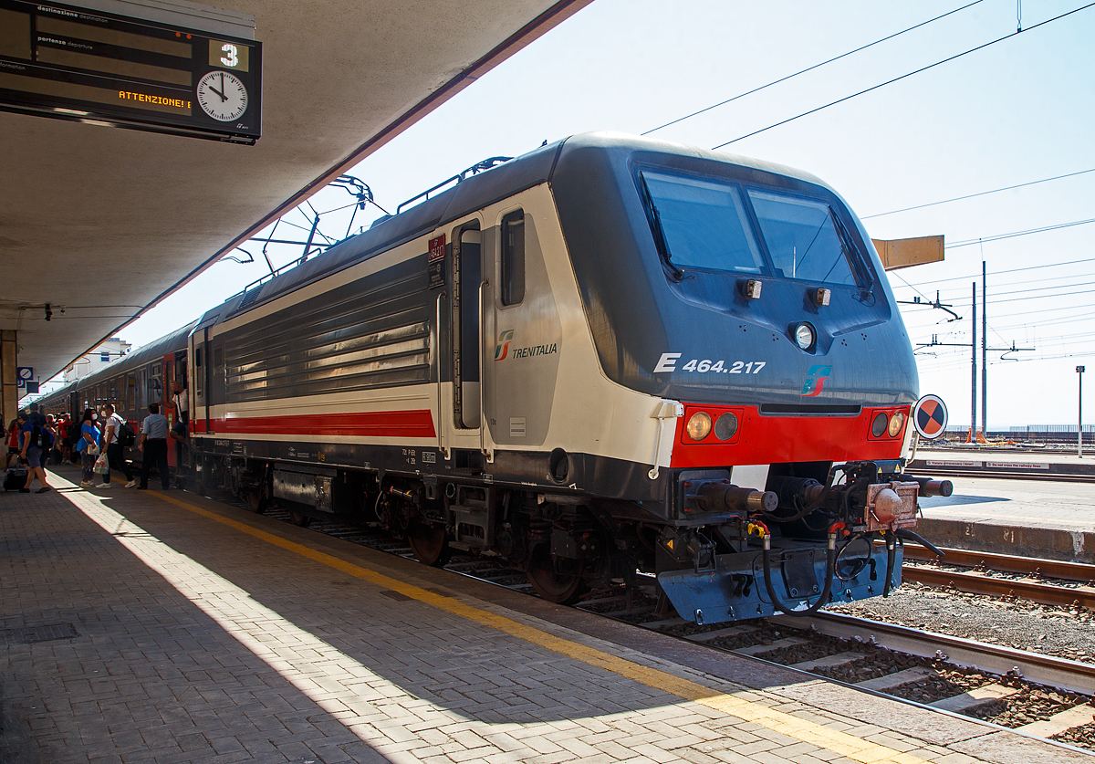 Im Sandwich zweier E.464 (gef�hrt von der E.464.217, geschoben von der E.464.338) erreicht der Trenitalia InterCity Notte ICN 1959, von Roma Termini nach Syrakus (Siracusa), �berp�nktlich den Bahnhof Catania Centrale. 