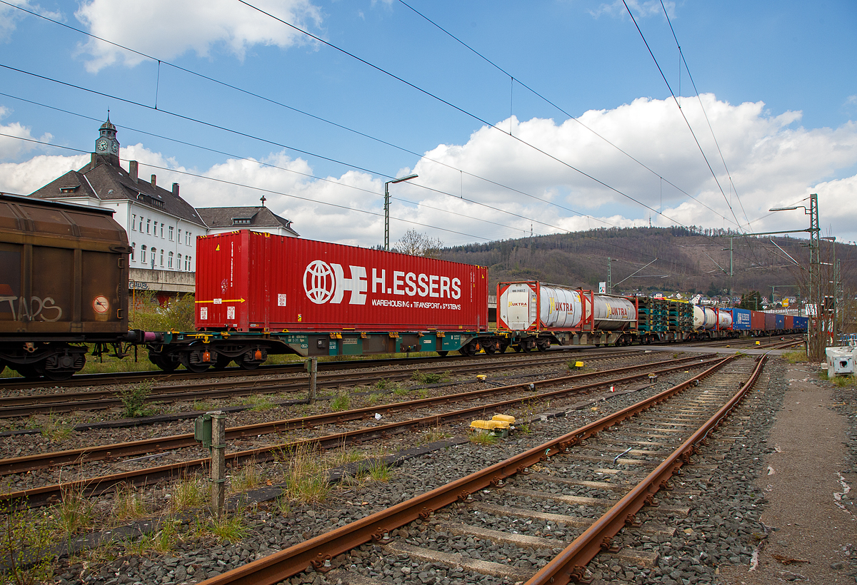 Im Vordergrund der 4-achsiger Drehgestell-Containertragwagen 33 88 4554 006-5 B-LNS der Gattung Sgns (LINEAS Wagon Type 6453L 2), der LINEAS Group NV/SA am 14.04.2022 im Zugverband bei der Durchfahrt in Niederschelderhütte.

Die Lineas Group nv/sa (ex B-Logistics, ex B Cargo) ist eine belgische Schienengütergesellschaft. 

TECHNISCHE DATEN:
Spurweite: 1.435 mm
Länge über Puffer: 19.740 mm
Drehzapfenabstand: 14.200 mm
Achsabstand in den Drehgestellen: 1.800 mm
Ladelänge: 18.400 mm
Ladefläche: 35 m²
Höhe der Ladeebene über S.O.: 1.155 mm
Eigengewicht: 19.450 kg
Max. Zuladung: 69,8 t (ab Streckenklasse D)
Max. Geschwindigkeit: 100 km/h 
Kleinster befahrbarer Gleisbogen: R 75 m 
Bremse: KE-GP-A (LL)
Bremssohle: IB 116
Feststellbremse: Nein
Verwendungsfähigkeit: RIV
