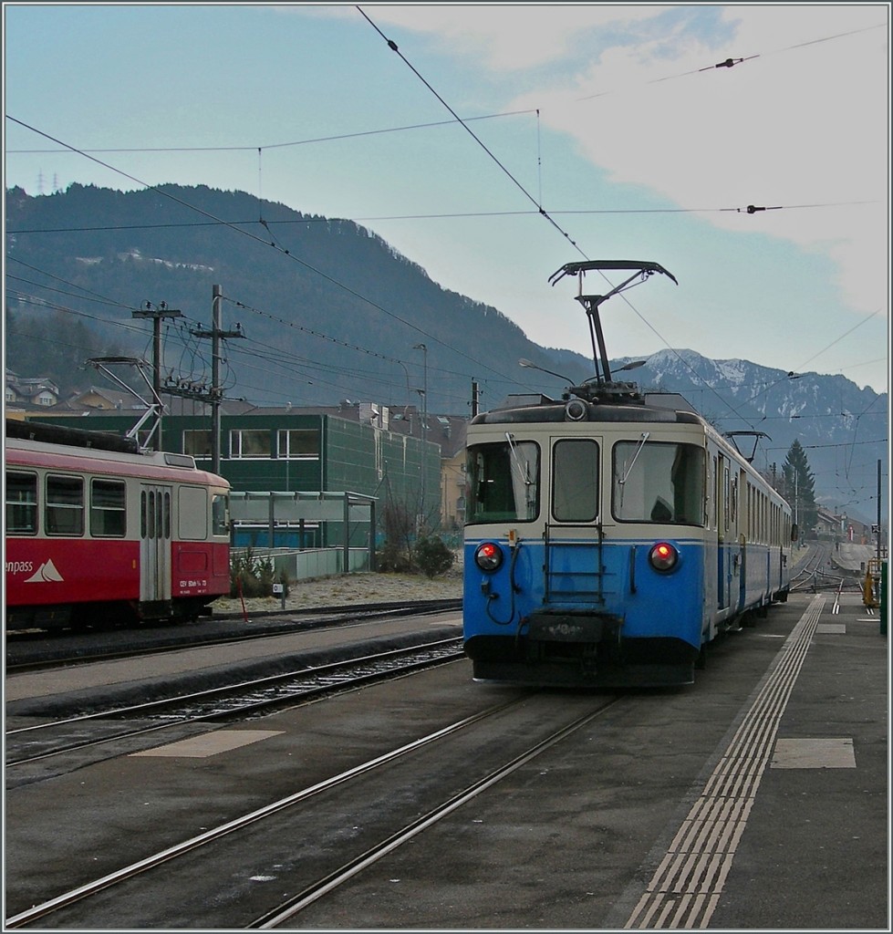 Immer eine Kamera dabei haben ist das eine, diese jedoch rechtzeitig einsatzbereit zu haben das andere. Hier ist es mir nur noch knapp gelungen den in Blonay durchfahrenden (!) ABDe 8/8 mit dem Makro-Programm abzulichten.
13. Jan. 2014