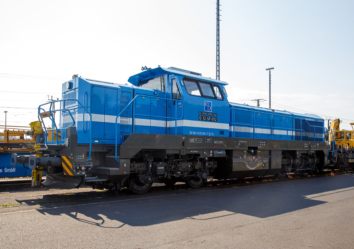 Immer noch ein Einzelst�ck, die an die SLG Spitzke Logistik GmbH vermietete und der Vossloh Locomotives GmbH geh�rende G 12 - SP - 012 (92 80 4120 001-7 D-VL) im am 12.09.2015, mit einem  Schienenwechselzug (Schienenwechselsystem) „Railer 3000“ von Vossloh Rail Service, beim ICE-Bahnhof Montabaur abgestellt. Vor fast einem Jahr konnte ich sie auf der InnoTrans sehen, siehe http://hellertal.startbilder.de/bild/deutschland~unternehmen~spitzke-ag-unternehmensgruppe/408175/die-fuer-die-slg-spitzke-logistik.html

Die Vossloh G 12 wurde 2010  von Vossloh in Kiel unter der Fabriknummer 5001919  gebaut und bereits auf der InnoTrans 2010 pr�sentiert.

Die G 12 wie auch die G 18 sind neue dieselhydraulische Lokomotiven f�r den Rangier- und G�terzugdienst von Vossloh Locomotives.  Die G 12 mit 1.200 kW sowie die G 18 mit 1.800 kW. Angetrieben werden die Vierachser von den optimierten Turbo-Flex-Getrieben von Voith. Ein neues Drei-Wandler-Getriebe verbessert den Wirkungsgrad und ist mit einem leistungsf�higen Retarder zum verschlei�freien Bremsen ausger�stet. Das Gesamtgewicht der Loks kann flexibel zwischen 80 und 90 t ausgelegt werden.

Technische Daten:
Spurweite:  1.435 mm  
Achsanordung:  B‘B‘
H�chstgeschwindigkeit: 100 km/h 
Dieselmotorleistung:  max. 1.200 kW
Dieselmotor:  MTU 8V 4000 R43 (L)
Dieselmotordrehzahl  1.800 min-1
Abgasvorschriften:  EU/2004/26 Stufe IIIA/prepared for stage IIIB  
Anfahrzugkraft:  259 kN
Dienstgewicht:  80 t
Raddurchmesser:  1.000 mm (neu) / 920 mm (abgenutzt)
L�nge �ber Puffer : 17.000 mm  
Gr��te H�he:  4.310 mm  
Gr��te Breite:  3.080 mm
Drehzapfenabstand: 8.100 mm
Achsabstand im Drehgestell: 2.400 mm
Str�mungsgetriebe:  Voith L 4r4 zseU2
Hydrodynamische Bremsleistung:  max. 1.000 kW
Kleinster befahrbarer Bogenradius:  55 m