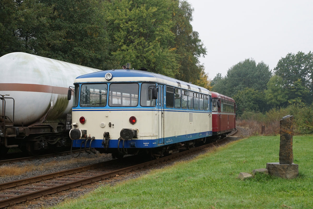 Impressionen der Kasbachtalbahn vom 24. September 2017.
Von der damaligen Bahnstrecke Linz - Neustad wird seit dem Jahre 1999 nur noch der Streckenabschnitt Linz - Kalenborn an Wochenenden mit Schienenbussen der Reihe VT 798 bedient.
Bei Kalenborn auf der Fahrt nach Linz.
Foto: Walter Ruetsch