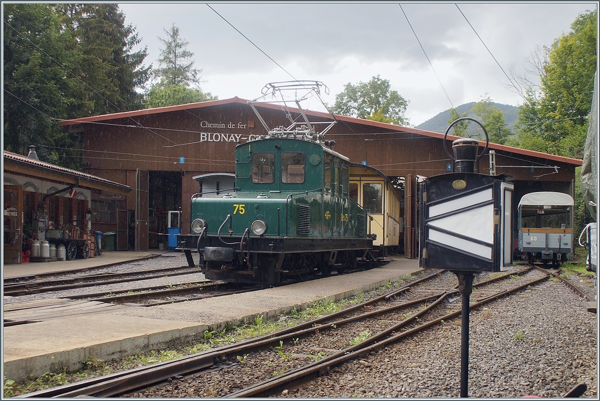 In Chaulin ist die +GF+ Ge 4/4 75 mit Rangieraufgaben beschäftig. 

22. Aug. 2022