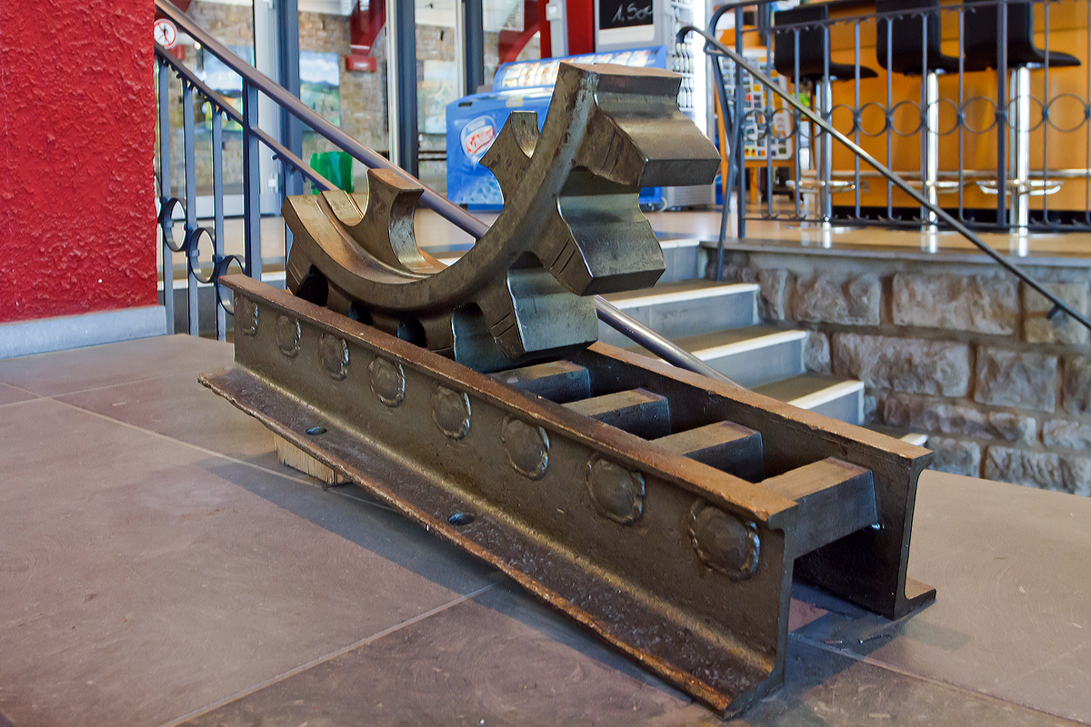 In diesem Anschauungsmodell vom Zahnstangensystem Riggenbach, hier kann man gut das eingreifen der Z�hne sehen, sowie das Zahnprofil. Ausgestellt im Empfangsgeb�ude der Talstation Drachenfelsbahn am 06.06.2014 in K�nigswinter.