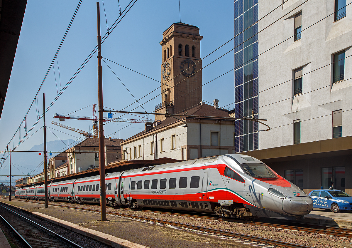 In Domodossola trieft man sie nicht an, aber hier in Bozen…
Der „FRECCIARGENTO“ ETR600.5 (UIC 93 83 0600 405-3 I-TI usw.) der Trenitalia (100-prozentige Tochtergesellschaft der Ferrovie dello Stato) hat am 26.03.2022, als Frecciargento FA 8502 aus Roma Termini (Rom) kommend den Bahnhof Bozen (Stazione di Bolzano) erreicht. 

Hochgeschwindigkeitstriebzüge mit Neigetechnik von Alstom, die zur vierten Generation der Pendolino gehören. ETR steht für italienisch ElettroTreno Rapido. Durch die aktive Neigetechnik können die Wagenkästen für höhere Geschwindigkeiten in Bögen um bis zu 8 Grad geneigt werden. Das Design der ETR 600 stammt von Giorgetto Giugiaro. Die ETR 600 werden wie auch die ETR 485 und die ETR 610 als Zuggattung Frecciargento („silberner Pfeil“) geführt, diese Züge werden mit einer Höchstgeschwindigkeit von 250 km/h eingesetzt. 

Der ETR 600 ist die vierte Generation des weltberühmten italienischen Pendolinos. Er entstand bei Alstom (früher: FIAT Ferroviaria) in Piedmont und in Sesto San Giovanni in der Nähe von Mailand.  Von diesen für den reinen Italienverkehr bestimmten Triebzügen wurden 12 Züge gebaut. Die ETR 600 sind nur zweisystemfähig für die italienischen üblichen Bahnstromsysteme 3 kV Gleichstrom und 25 kV 50 Hz Wechselstrom (Hochgeschwindigkeitsstrecken). Sie haben die Zugbeeinflussung ERTMS, SCMT. Die Züge sind in Italien registriert, die Trenitalia Mehrsystem-Züge (Pendolino Due) ETR 610 sind in der Schweiz eingestellt.

Technisch basieren die ETR 600 und 610 auf dem Tschechischen Pendolino, haben aber ein modernes Kopfdesign. Größere Fenster, höhere Wagenkästen und die Verlagerung von Komponenten auf das Dach des Zuges sind die auffälligsten Neuerungen. Hinter dem Design verbirgt sich aber auch modernste Technik. So erfüllen die Züge die neue europäische Interoperabilitäts-Richtlinie (TSI). Die Züge können in Mehrfachtraktion miteinander verbunden werden. Jeder der siebenteiligen Pendolini ist für 250 km/h zugelassen, wobei vier der sieben Wagen angetrieben sind. Groß hervorgehoben wird von Alstom die Modularität, das heißt, der Zug kann problemlos an die vielfältigen Kundenwünsche angepasst werden. Als Beispiele werden variable Spurbreiten, Unterschiede in der Energieversorgung, der Innenausstattung und der Einbau bzw. das Weglassen der Tiltronix-Neigetechnik angeführt.

TECHNISCHE DATEN:: 
Hersteller:  Alstom (ex FIAT Ferroviaria)
Baujahre: 2005 - 2007
Spurweite:  1.435 mm (Normalspur)
Achsformel: (1A)'(A1)' + (1A)'(A1)' + 2'2' + 2'2' + 2'2 + (1A)'(A1)' + (1A)'(A1)' 
Länge über Kupplung:  187.400 mm
Breite:  2.830 mm
Drehzapfenabstand:  19.000 mm
Achsabstand im Drehgestell: 2.700 mm
Treib- und Laufraddurchmesser: 890 mm
Leergewicht:  387 t
Höchstgeschwindigkeit:  250 km/h
Dauerleistung:  5.500 kW
Anfahrzugkraft:  228 kN
Beschleunigung:  0,48 m/s2
Stromsystem:  3 kV DC und 25 kV 50 Hz 
Anzahl der Fahrmotoren:  12 Dreiphasenasynchron-Motor vom Typ 6FJA 3257
Zugsicherung:  ERTMS, SCMT
Sitzplätze:  432 
