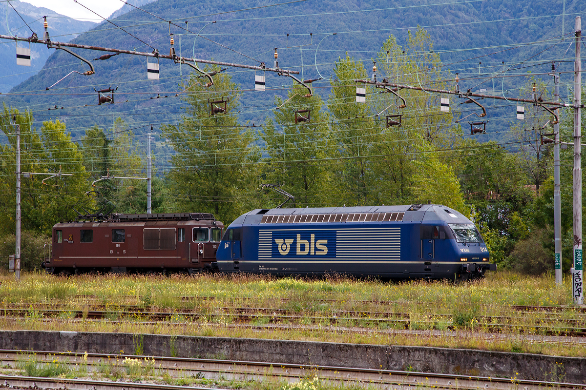 In Doppeltraktion fahren am 15.09.2017 die BLS Re 465 014-9 (91 85 4 465 014-9 CH-BLS)  Spalenberg  und die BLS Re 4/4 180  Ville de Neuch�tel  (91 85 4 425 180-7 CH-BLSC), als Lz �ber das Umgehungsgleis, durch Domodossola in Richtung S�den. 

Es ist nicht ungew�hnlich das ein Re 465 und eine Re 4/4 (Re 425) gemeinsam in Doppeltraktion fahren, die Vielfachsteuerung macht es m�glich.