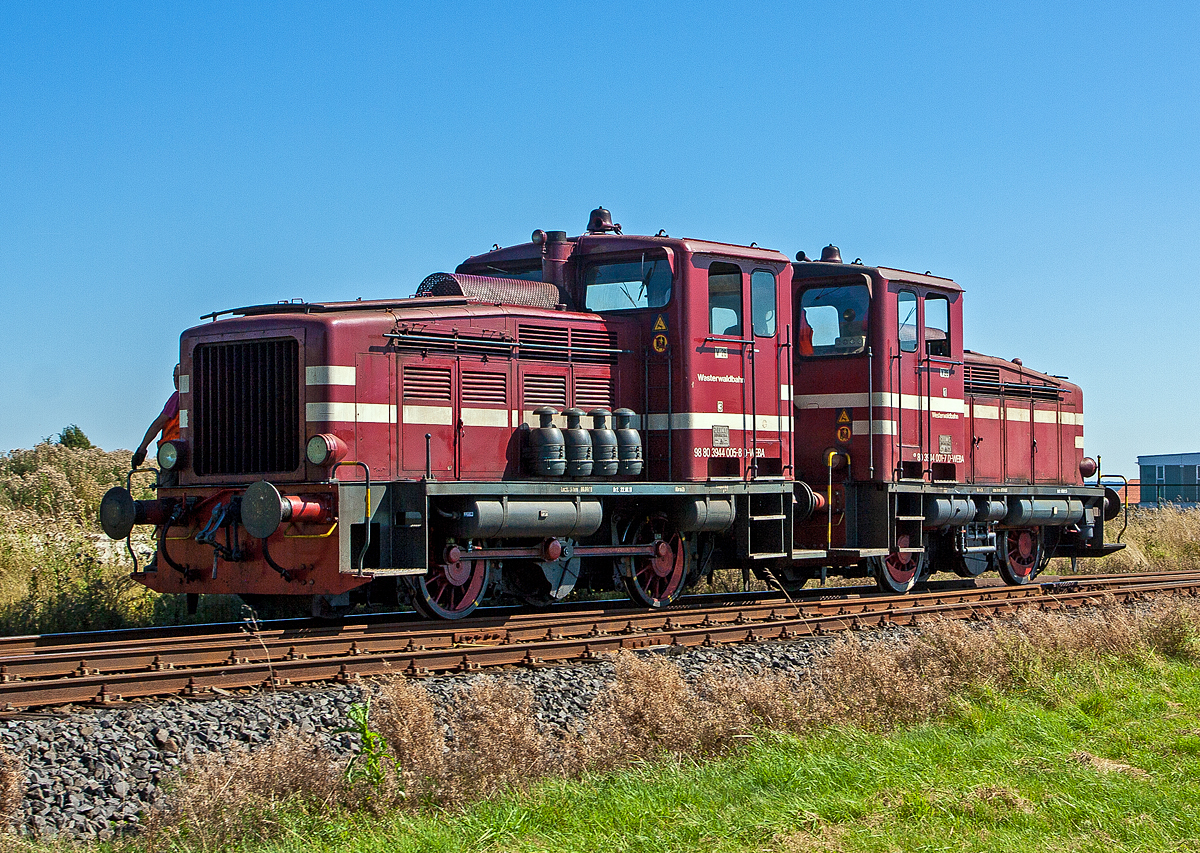 In Doppeltraktion die Westerwaldbahn (WEBA) Lok 1 und 3 (V 26.1 und V26.3) am 05.09.2013 beim Rangieren in Weitefeld. In Doppeltraktion  werden diese Loks, vom Typ Jung R 30 B, Führerhaus an Führerhaus gekuppelt, an den Führerhausrückwänden sind Übergangsmöglichkeiten zur jeweils anderen Maschine.

Die Jung Loks vom Typ R 30 B wurden bei der Firma Jung in Kirchen/Sieg 1956 und 1957 (Fabriknummer 12102 bzw. 12748) gebaut und als V 26.1 bzw. V 26.3 an die WEBA geliefert. Die V 26.1 war übrigens die erste Maschine dieses Typs die Jung gebaut hatte.

Die WEBA hatte 4 dieser Jung R 30 B Loks, diese zwei Loks sind heute (2013) noch als Reserveloks erhalten geblieben. Sie haben die NVR-Nummer 98 80 3944 001-7 D-WEBA bzw. 98 80 3944 005-8 D-WEBA.
Die Maschinen besitzen ein hydraulisches Getriebe (diesel-hydraulische Lok), die Kraftübertragung erfolgt vom Getriebe mittels Blindwellen über Treibstangen auf die Räder.

Technische Daten:
Spurweite: 1.435 mm (Normalspur)
Achsformel: B
Länge über Puffer: 7.680 mm
Achsabstand: 3.000 mm
Treib- und Kuppelraddurchmesser: 1.000 mm (neu)
Gewicht der Lok: 28 t
Höchstgeschwindigkeit: 46 km/h (23,4 km/h im Rangiergang)
Leistung: 191 kW (260 PS)
Kleinster befahrbarer Radius: 180 m