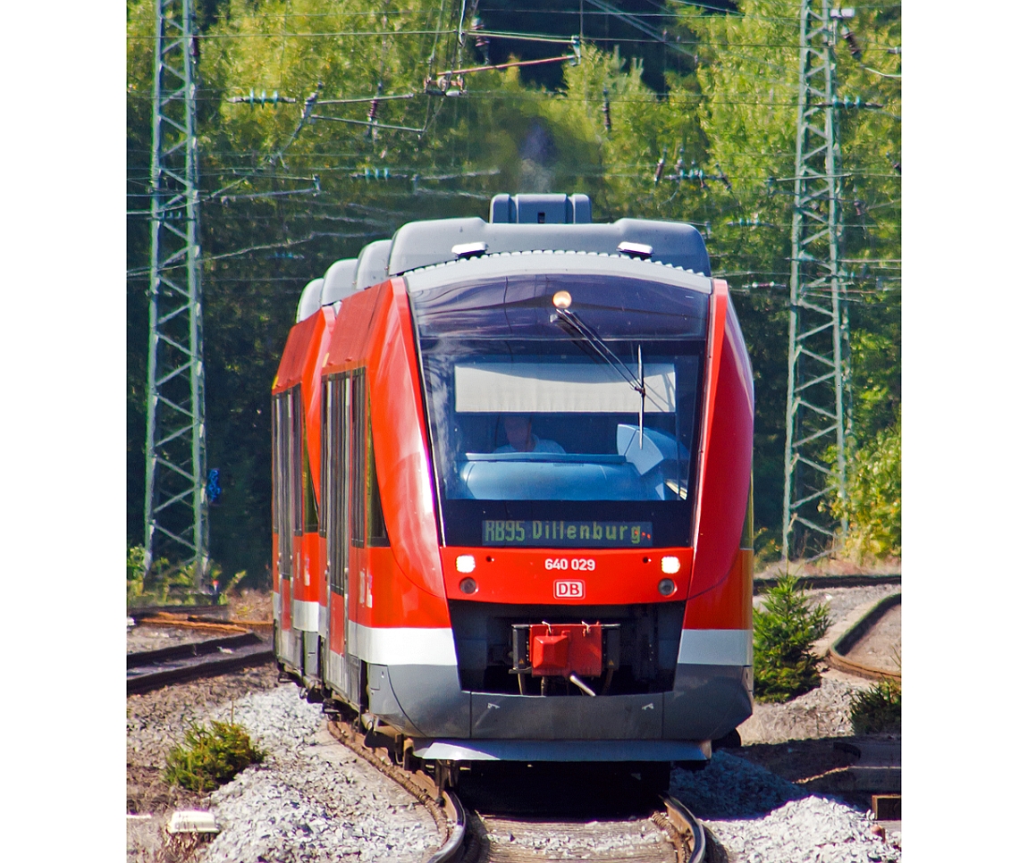 In Doppeltraktion die zwei Alstom Coradia LINT 27 - 640 029 und 640 012 der DreiL�nderBahn fahren gleich (06.09.2013) als RB 95  Sieg-Dill-Bahn  (Au/Sieg - Siegen . Dillenburg) in den Bahnhof Betzdorf/Sieg ein.  
