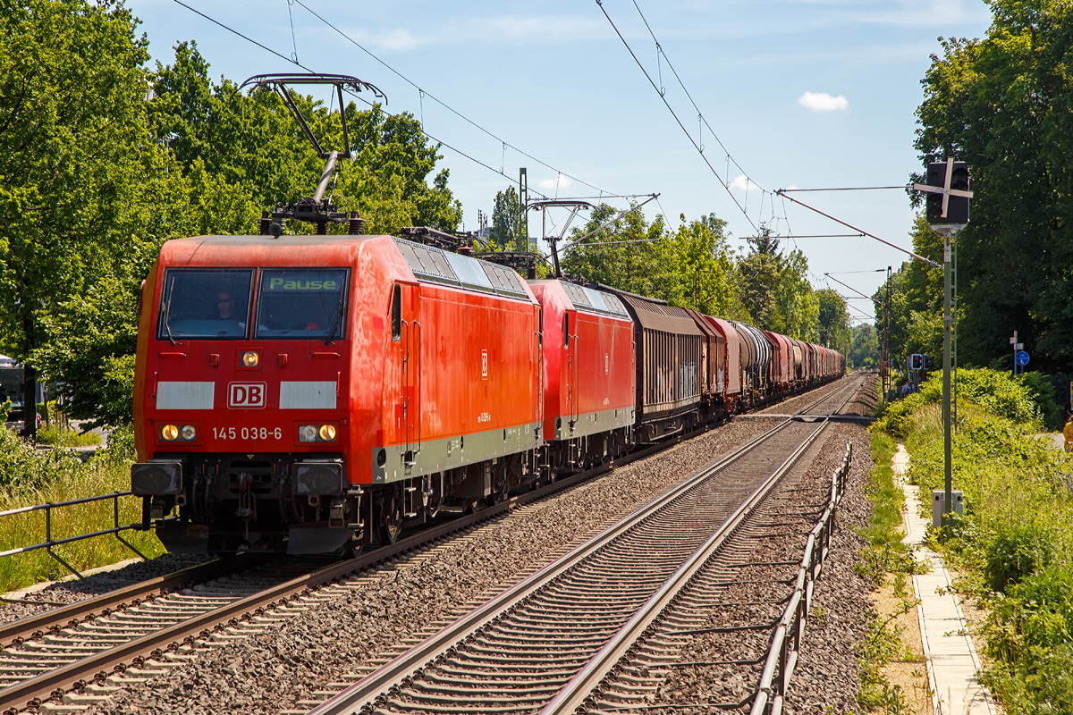 
In Doppeltraktion....
Die beiden DB Cargo 145 038-6 (91 80 6145 038-6 D-DB) 145 045-1 (91 80 6145 045-1 D-DB) fahren am 01.06.2019 mit einem gemischten G�terzug durch den Bahnhof Bonn UN Campus (in Bonn-Gronau) in Richtung Norden.

Beide TRAXX F140 AC besitzen ein Regio-Paket, bei der vorderen (der 145 038-6) kann man es deutlich an dem Zielanzeiger „PAUSE“ unschwer erkennen.  Beide Lok wurden 1999 von ADtranz (ABB Daimler-Benz Transportation GmbH) in Kassel gebaut, die 038-6 unter der Fabriknummer 33355 und die 045-1 unter der Fabriknummer 33363.

Ganz liebe Gr��e an den sehr freundlichen  Lokf�hrer zur�ck, sein Handzeichen konnte ich leider erst am PC sehen. 
