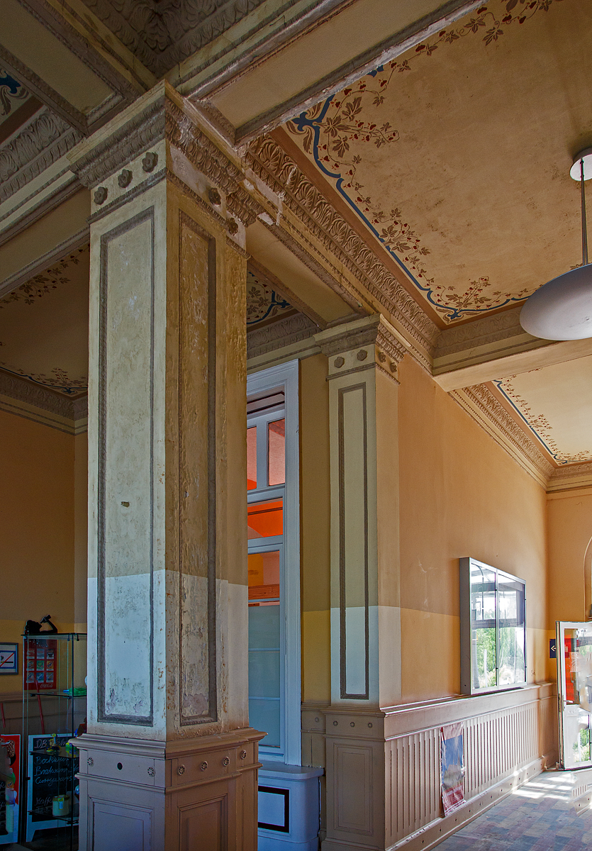 In der Empfangshalle vom Bahnhof Bützow. die Decke mit Stuck und Verzierungen, hier am 16.05.2022.