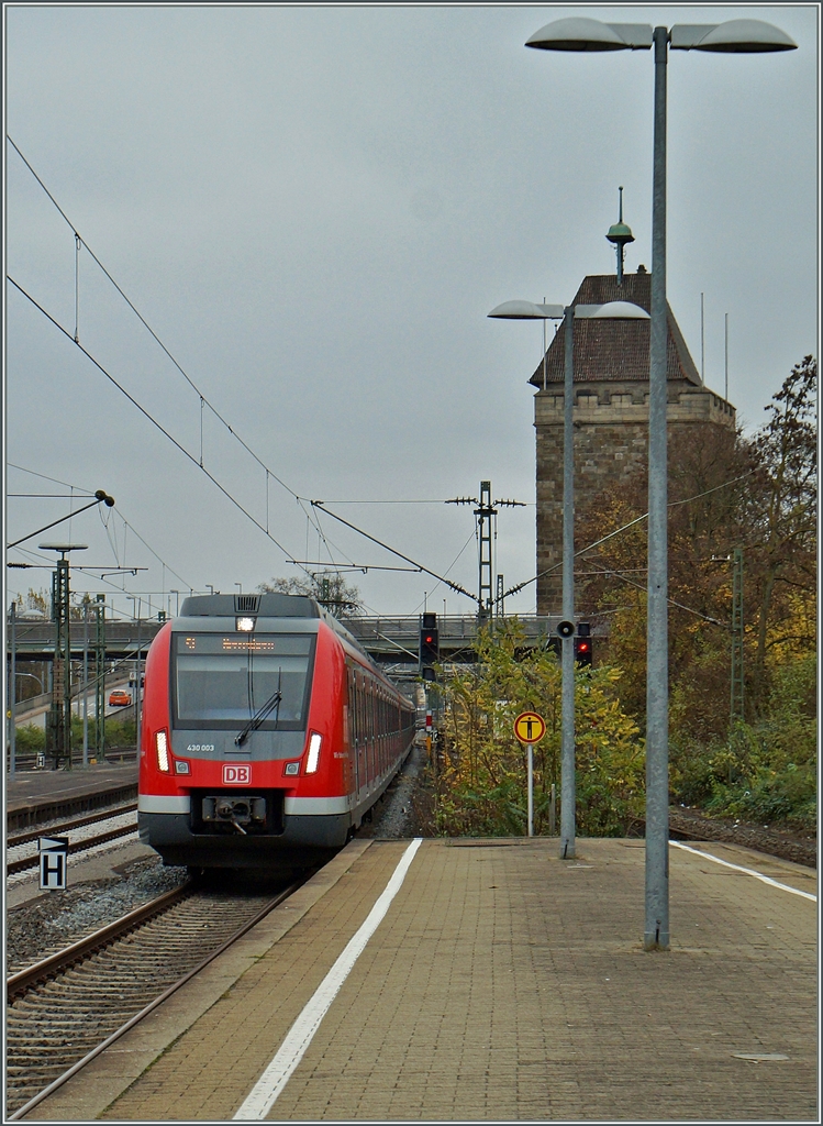 In Esslingen fährt ein damals neuen ET 430 003 als S-Bahn nach Herrenberg ein. 
29. Nov.2014