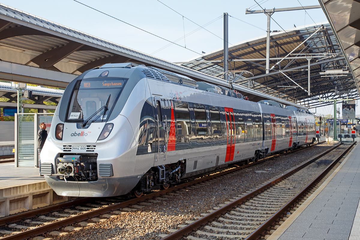 
In dieser Farbgebung gef�llt mir sogar (�u�erlich) ein  Hamster ...

Der neue dreiteilige Bombardier Talent 2 - 9442 606 / 9442 106  (94 80 9 442 606-1 D-ABRM /  94 80 9 843 106-7 D-ABRM / 94 80 9 442 106-2 D-ABRM) der Abellio Rail Mitteldeutschland GmbH steht am 05.10.2015, als RE 59 nach Sangerhausen (Erfurt – S�mmerda – Sangerhausen), im Hbf Erfurt bereit. 

Hier hatte ich Gl�ck, denn nm Montag, den 05. Oktober, startet der Vorlaufbetrieb von Abellio Rail Mitteldeutschland f�r das k�nftige Saale-Th�ringen-S�dharz-Netz (STS), in Abstimmung mit der DB Regio S�dost. Am 13. Dezember 2015 ist die eigentliche Betriebsaufnahme des 575 km gro�en STS-Netzes mit zehn Linien durch die Abellio Rail Mitteldeutschland GmbH.