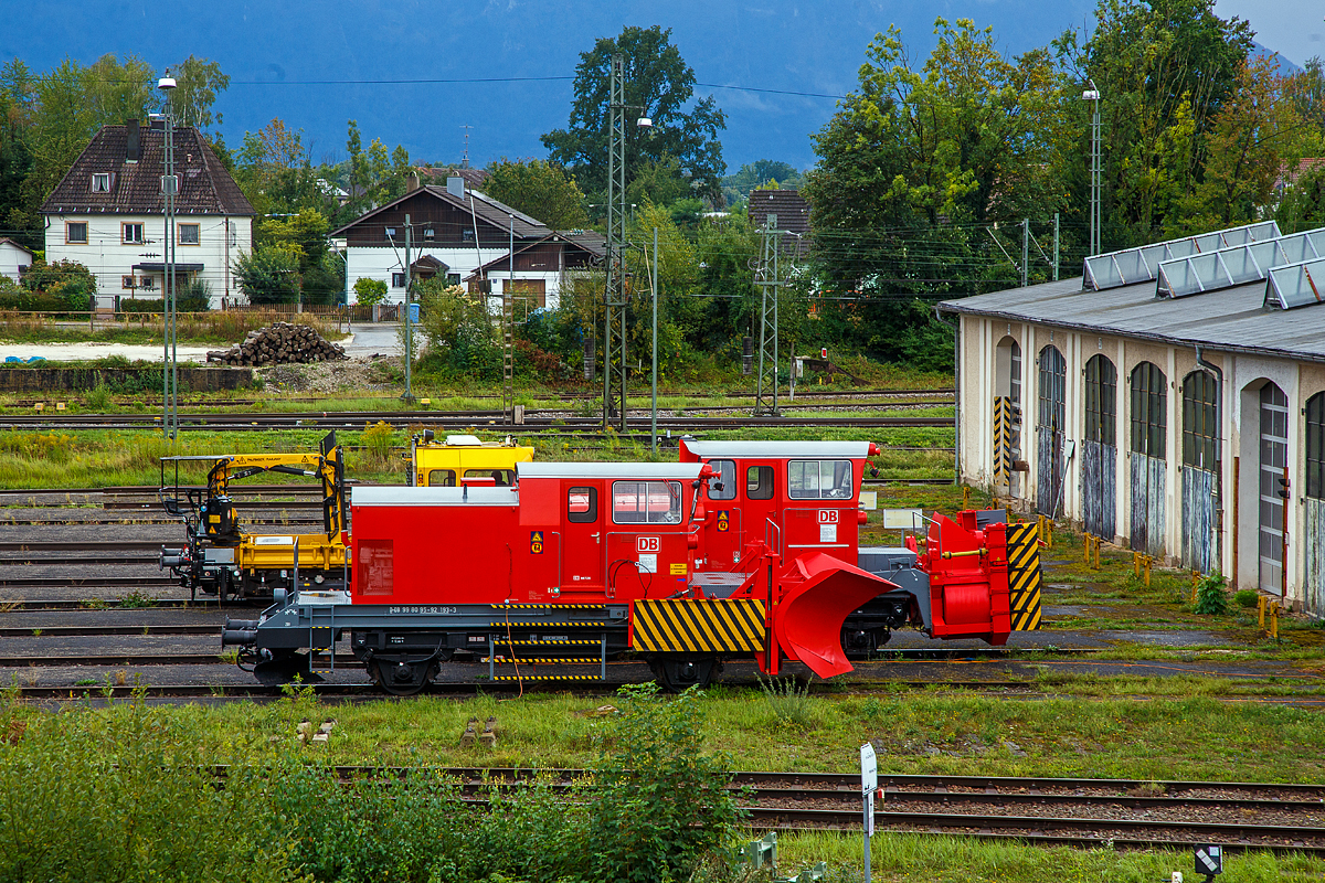 In Freilassing am 11.09.2022 abgestellt, vorne der Schneepflug der Bauart 851 (interne DB Netz BR 751.1) der DB Netz AG, Schweres Nebenfahrzeug Nr. D-DB 99 80 95-92 193-3, ex 40 80 947 5 193-5, dahinter eine Schneeschleuder der BR 753. 2, ex BR 832, Schweres Nebenfahrzeug Nr. D-DB 99 80 95-80 179-4, ex 40 80 947 5 179-4, ex 30 80 947 5 179-6, sowie dahinter ein GAF.