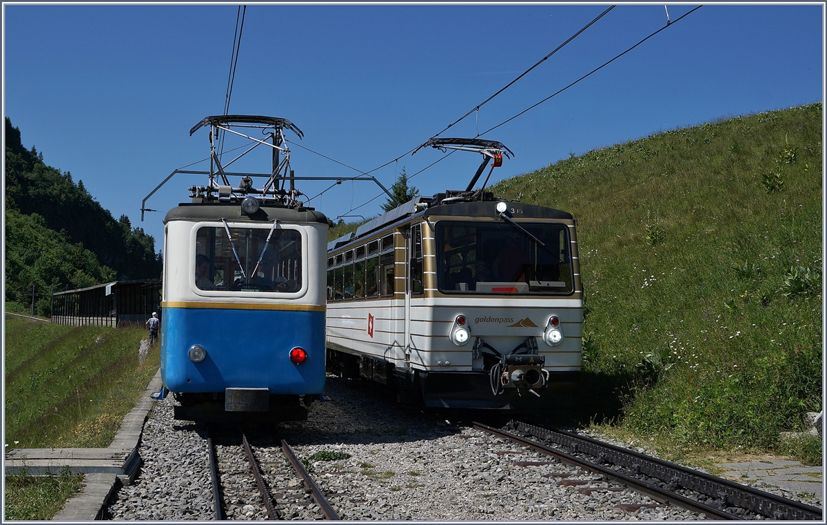 In Jaman treffen sich der talwärts fahrende Bhe 4/8 305 und der Bhe 2/4 207 auf dem Weg zu Gipfel. 
1. Juli 2018