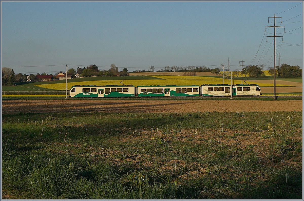 In neuen, langgezogen Bahnhof von Chigny kreuzen sich zwei BAM MBC Züge. 
10.04.2017