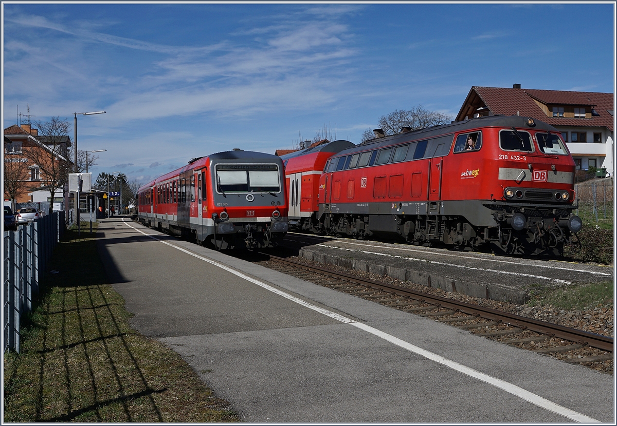 In Nonnenhorn kreuzen sich der VT 928 905 als RB nach Friedrichshafen und die 218 432-3 mit ihrem RE Aulendorf Lindau.

16. März 2019