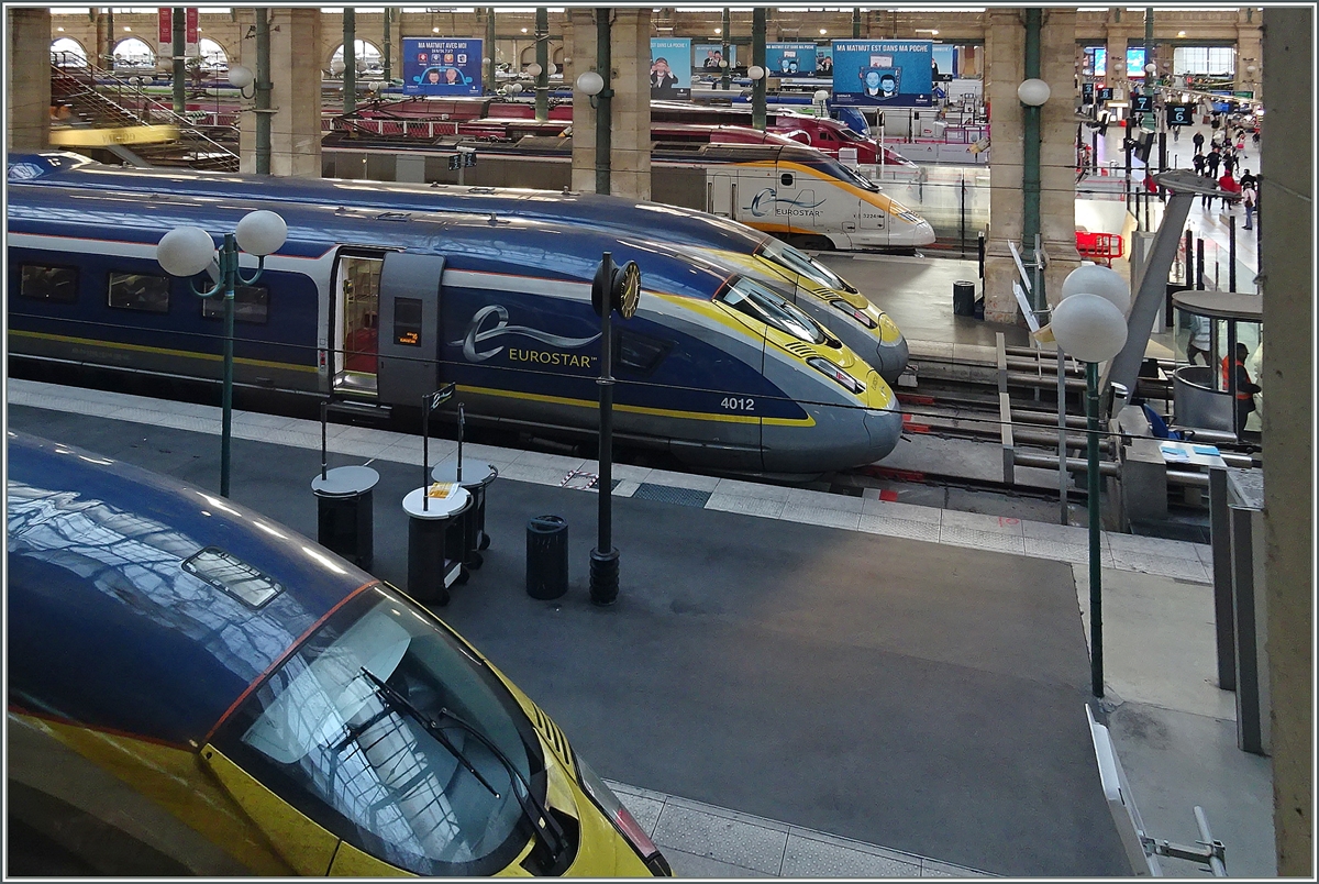 In Paris Gare du Nord ist es nicht ganz einfach. die Z�ge und insbesondere die Eurostarz�ge zu fotografieren. Hier ein Bild einiger Eurostar und anderer Hochgeschwindigkeitsz�ge von (verglasten) Eurostar Warteraum aus aufgenommen.
17. April 2016