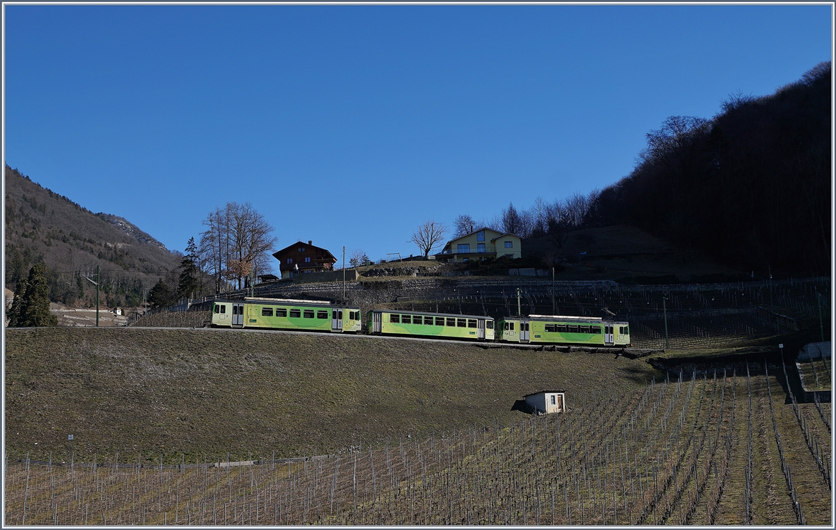 In den Rebenberg oberhalb von Aigle f�hrt der ASD Regionalzug 432 Richtung Les Diablerets. Wintersportfrequenz bedingt wird der Zug, bestehend aus dem BDe 4/4 403 und Bt 432, durch den am Schluss laufenden BDe 4/4 404 verst�rkt. Auffallend dabei, die etwas abweichende, aber gef�llig die Lackierung des BDe 4/4 404 mit dem schwarzen Fensterband.

17. Februar 2019