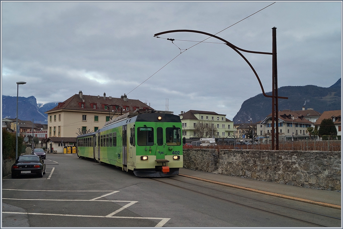 In den Strassen von Aigle fahren die Züge der A-L und, wie hier zu sehen, der ASD vom SBB Bahnhof durch die Stadt bis sie am Fusse der Berge ihr eigenes Trasse bekommen. 

6. Jan. 2019 