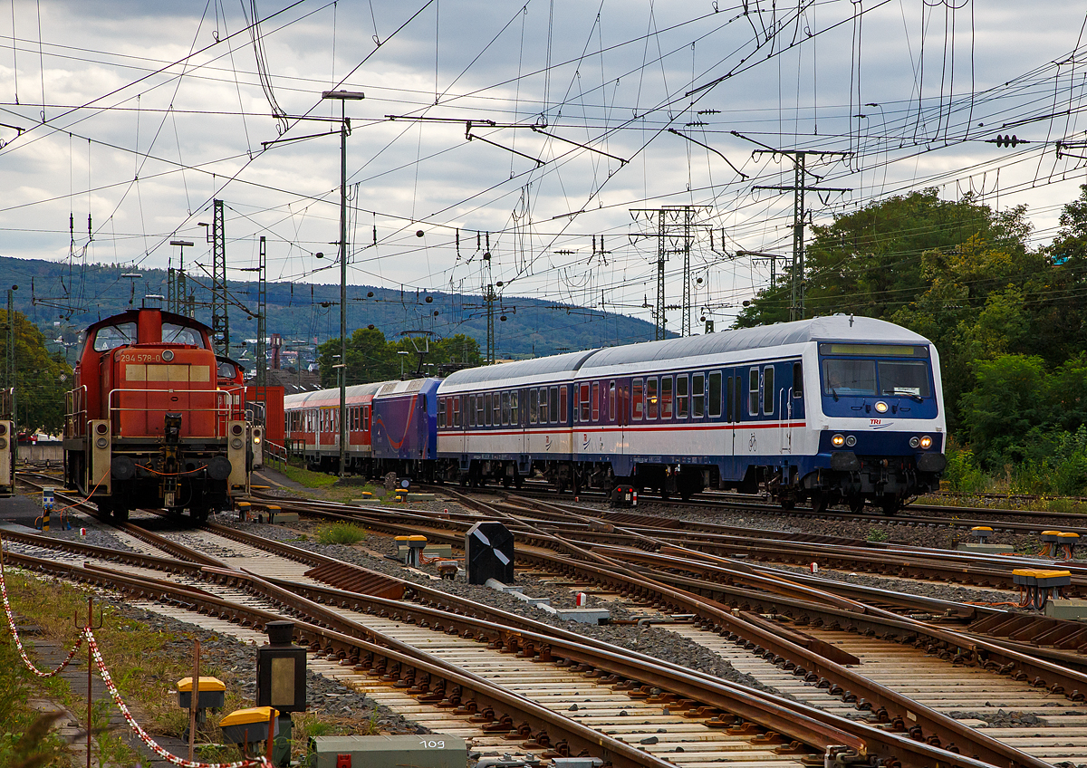 
In einer ungewöhnlichen Zusammenstellung fährt ein Personenzug der TRI Train Rental GmbH mit einem Wittenberger Steuerwagen voraus am 04.09.2020 durch Koblenz-Lützel in Richtung Köln. 

Die Zugbildung war hier im Einzelnen: Wittenberger Steuerwagen, ein n-Wagen, die Lok 145 088-1  Stefanie , vier weitere rote n-Wagen und als Schlußläufer die E10 1309 (113 309-9).