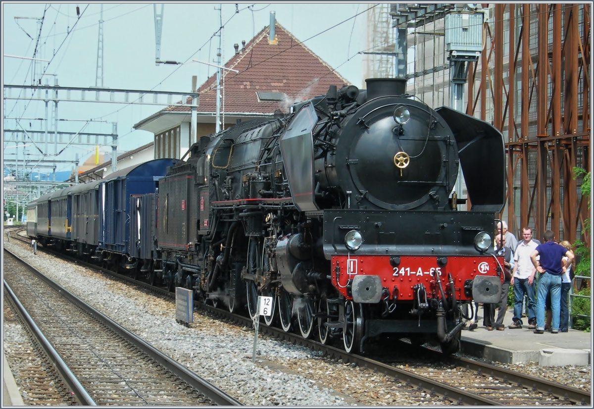 In voller Grösse und Schönheit zeigt sich die SNCF 241 A 65 in Morges.
30. Mai 2009