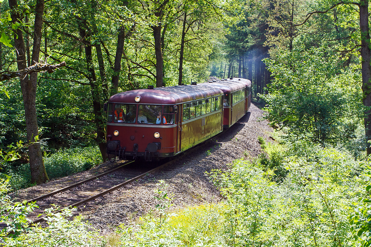 
In den W�ldern des Siegerlandes: Schienenbusgarnitur der FSB - F�rderverein Schienenbus e.v. (Menden) auf Sonderfahrt, hier am 02.06.2012 in Neunkirchen-Salchendorf auf dem Gleis der Kreisbahn Siegen-Wittgenstein (KSW), ex Freien Grunder Eisenbahn, kurz vor der Spitzkehre Pfannenberg. 

Die Garnitur bestand aus Motorwagen 796 802-7 , Beiwagen 996 309-1 und dem Motorwagen 796 690-6.

NEUE Version in 1200px