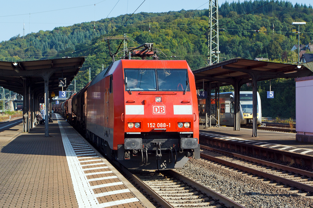 
In zehn Minuten kommt mein Zug nach Gießen, doch zuvor....
Die 152 088-1 (91 80 6152 088-1 D-DB) der DB Schenker Rail Deutschland AG fährt am 27.08.2014 mit einem gem. Güterzug durch den Bahnhof Dillenburg in Richtung Gießen. 

Die Siemens ES64F wurde 2000 von Krauss-Maffei in München unter der Fabriknummer 20215 gebaut, der elektrische Teil wurde von Siemens (DUEWAG) unter der Fabriknummer 91959 gebaut. Durch die Übernahme der DUEWAG durch den Siemens-Konzern wurde das Werk Uerdingen unter anderem zum Hersteller von ICE-Hochgeschwindigkeitszügen und kurzzeitig auch von Elektro-Lokomotiven der Baureihe 152.