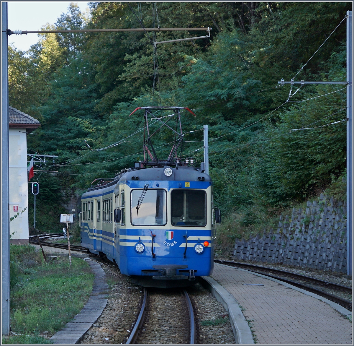 In der ziemlich abgelegen Station Marone kreuzen wir den Ferrovia Vigezzina SSIF ABe 8/8 21 Roma, welcher als Regionalzug 763 nach Folsogno-Dissimo unterwegs ist.
7. Okt. 2016