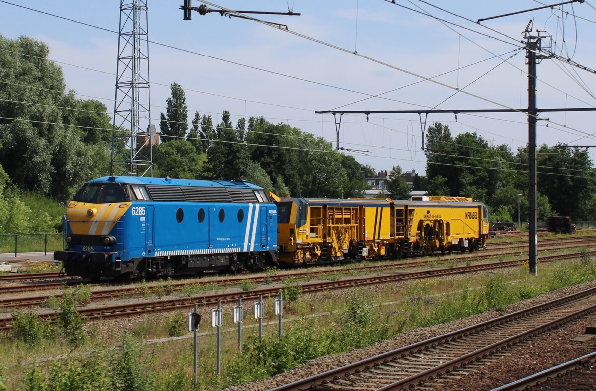 Infrabel 6285 steht mit ein Gleisstopfmaschine am 11 Juni 2025 in Lier.