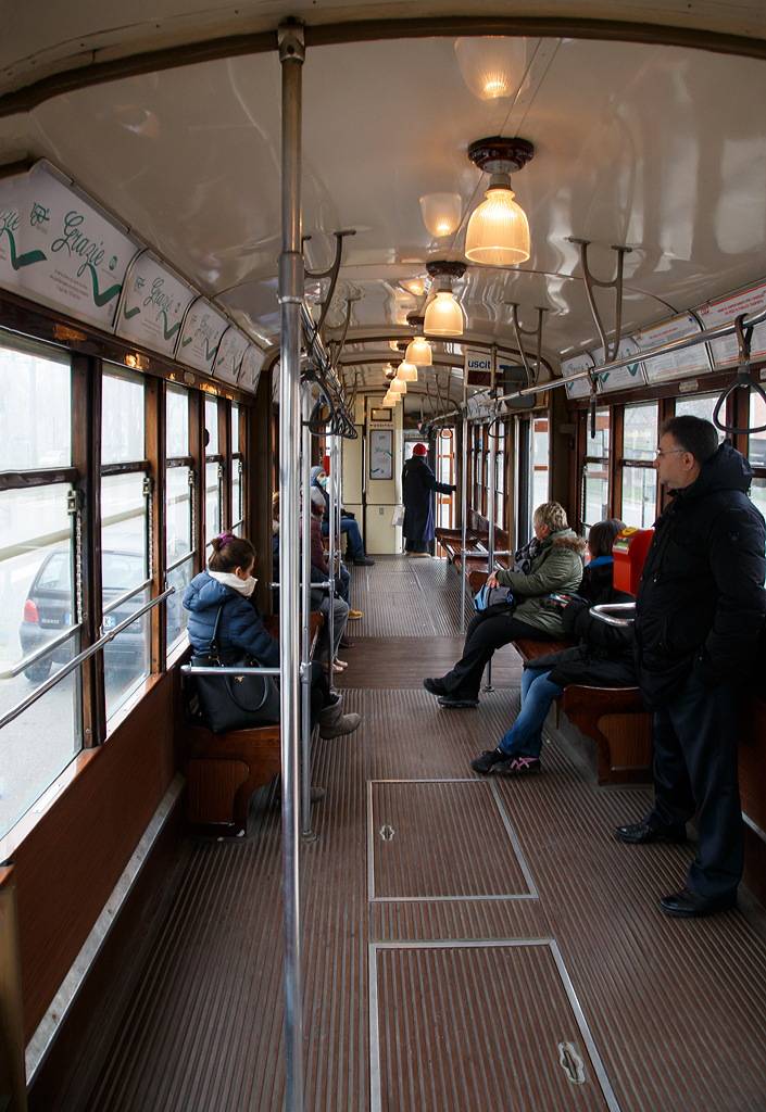 Innenansicht von dem   Ventotto  1689 (ATM-Baureihe 1500), am 28.12.2015 in Mailand.
 
Die Trams der ATM-Baureihe 1500 sind die �ltesten planm��ig eingesetzten Stra�enbahnwagen in Europa.