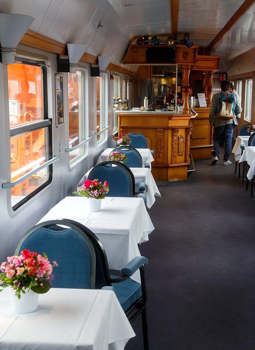 Innenansicht des Speise- und Barwagen der Bauart UIC-X (DB) D-EURO 56 80 89-90 010-0 [P] der Gattung WGm 038 der Euro-Express Sonderzüge GmbH & Co. KG, hier am 30 Mai 2022 vermietet an die Fa. LIEBHERR für die Bewirtung auf der 28. Internationale Ausstellung Fahrwegtechnik 2022 (iaf) in Münster. 

Der Großraumwagen der Bauart UIC-X (DB) wurde 1968 von O&K in Berlin als 2. Klasse Schnellzugwagen DB 51 80 50-80 043-3 Bcm 243 für die Deutsche Bundesbahn geliefert. Im Jahr 1984 erfolgte beim PFA Weiden (Partner für Fahrzeugausstattung GmbH) der Umbau zum WGm 038.8 (DB 61 80 09-90 010-0), 1996 ging er an die Euro-Express.