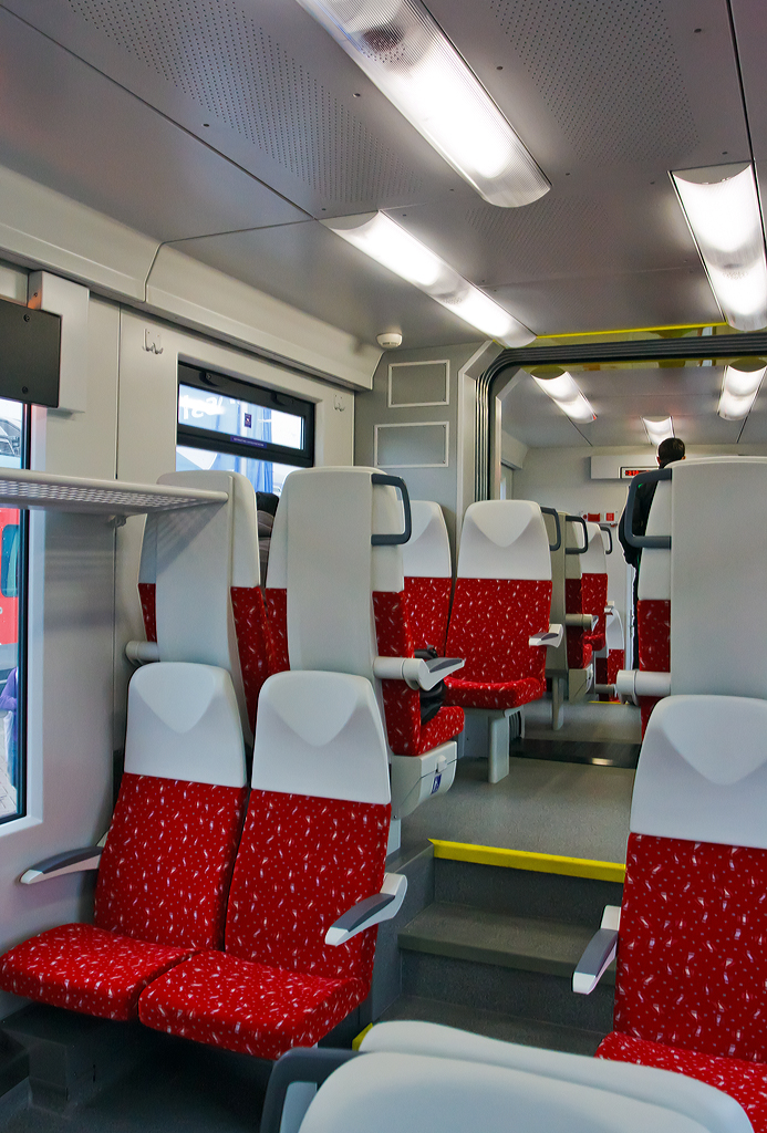 
Inneneinrichtung von dem dreiteiligen Niederflur-Dieseltriebzug ZSSK 861 014-3 „REGIOMOVER“ (95 56 7 861 014-3 SK- ZSSK) für die ZSSK  (Železničná spoločnosť Slovensko, a.s. / deutsch Eisenbahngesellschaft Slowakei AG), welcher auf der Innotrans Berlin 2014 (hier 26.09.2014) präsentiert wurde. 