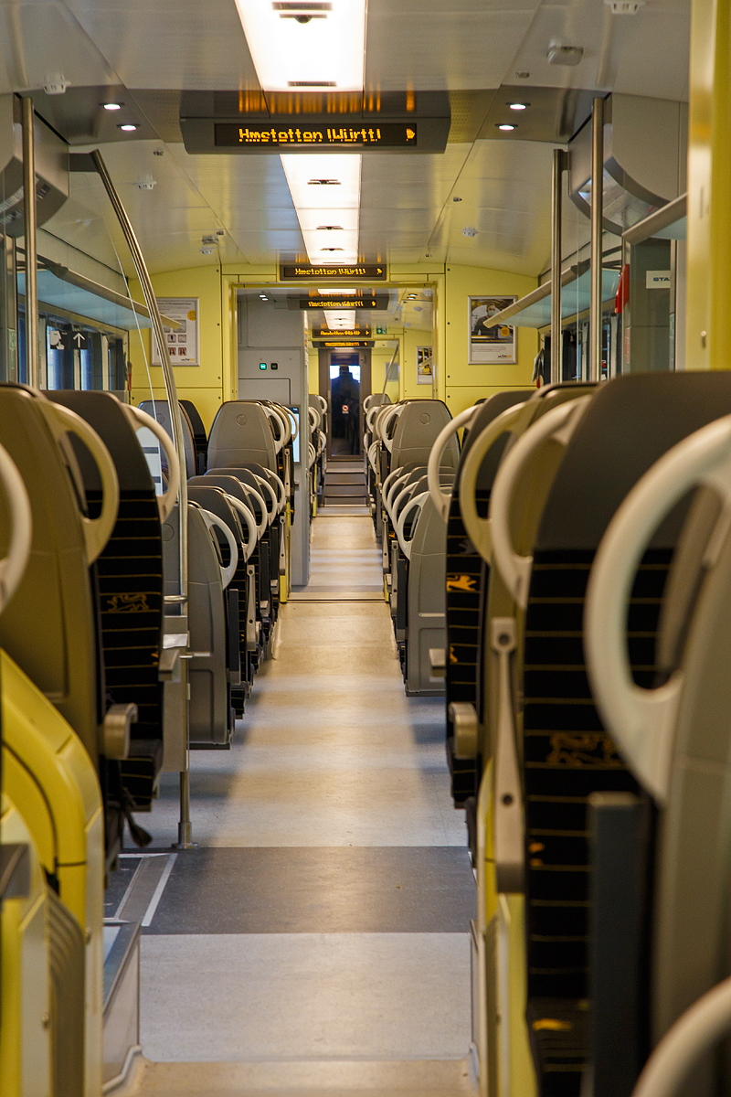 Inneneinrichtung des Go-Ahead ET 5.19 ein fünfteiliger Stadler FLIRT³ der Baureihe 1429 am 26.10.2021, als MEX 16 „Filstalbahn“ (ex RB 16) Ulm-Stuttgart, hier bei Amstetten (Württ).
