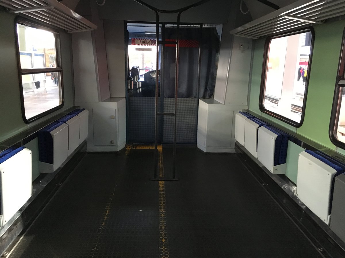 Inneneinrichtung eines Stuttgarter Steuerwagens im Design OFV/DBM am 05.05.17 

Blick auf das Mehrzweckabteil.