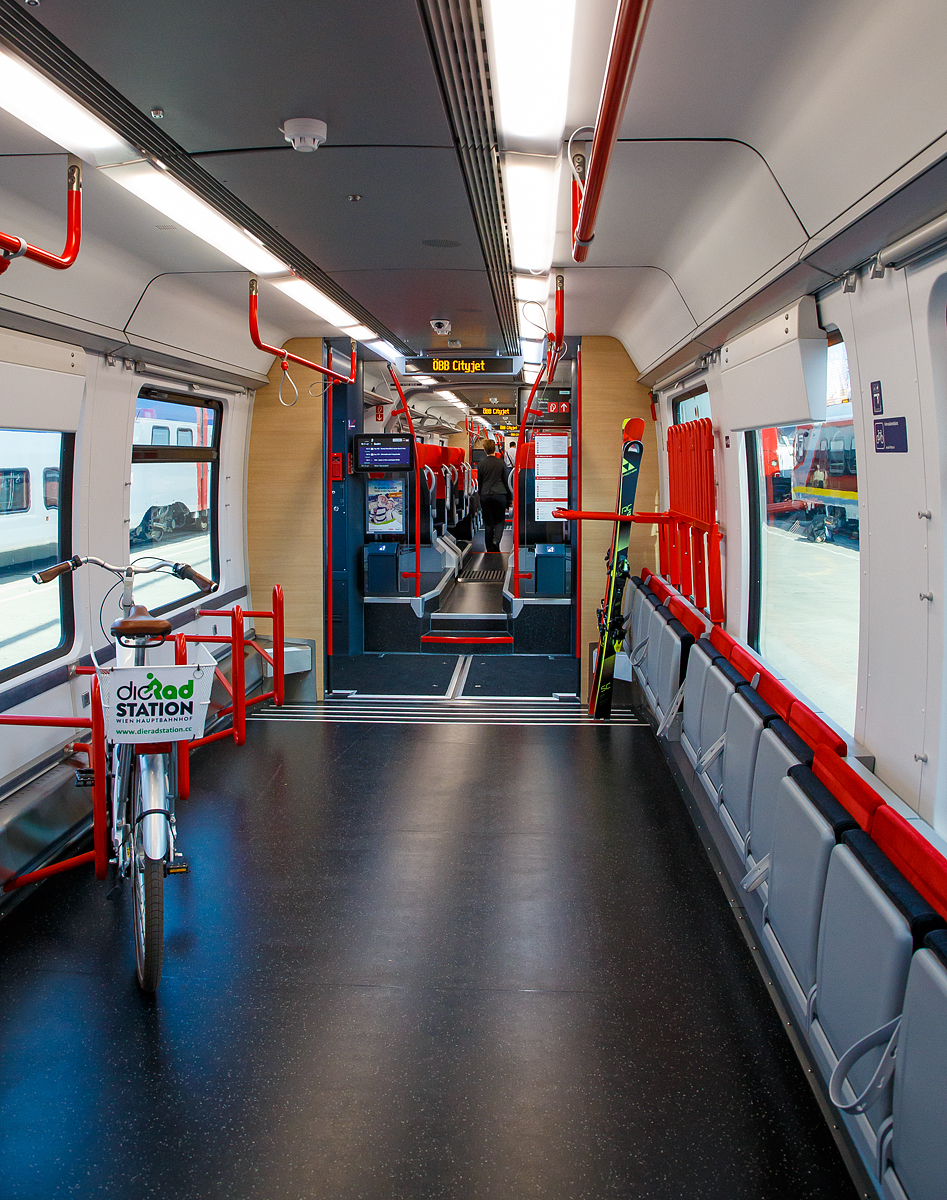 Innenraum im �BB Cityjet - Bombardier Talent 3, der Triebzug wurde auf der InnoTrans 2018 in Berlin (18.09.2018) pr�sentiert.