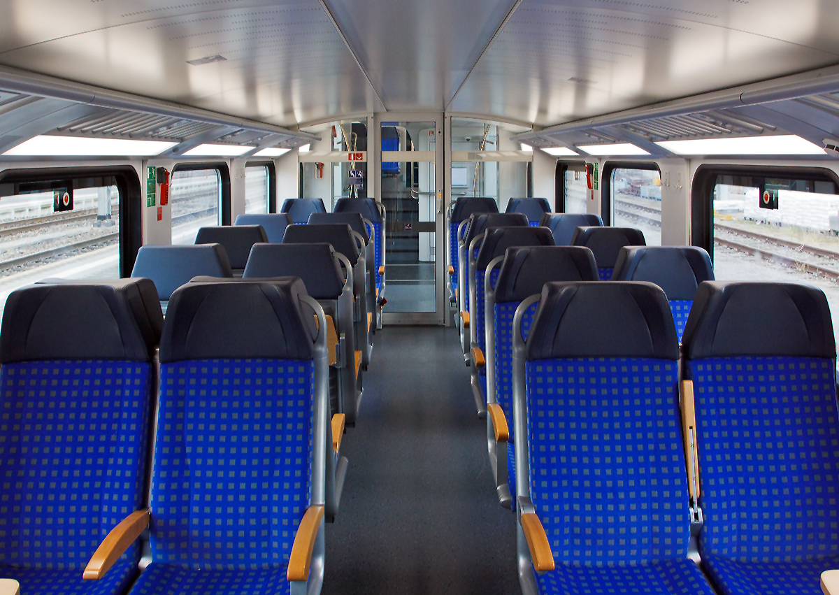 
Innenraum (Unterdeck) vom Mittelwagen (94 82 0023 062-1  L-CFL) von dem CFL 2306, ein dreiteiliger Elektrischer Doppelstocktriebzug Stadler KISS, dieser stand am 14.09.2014 im Bahnhof Wasserbillig.
